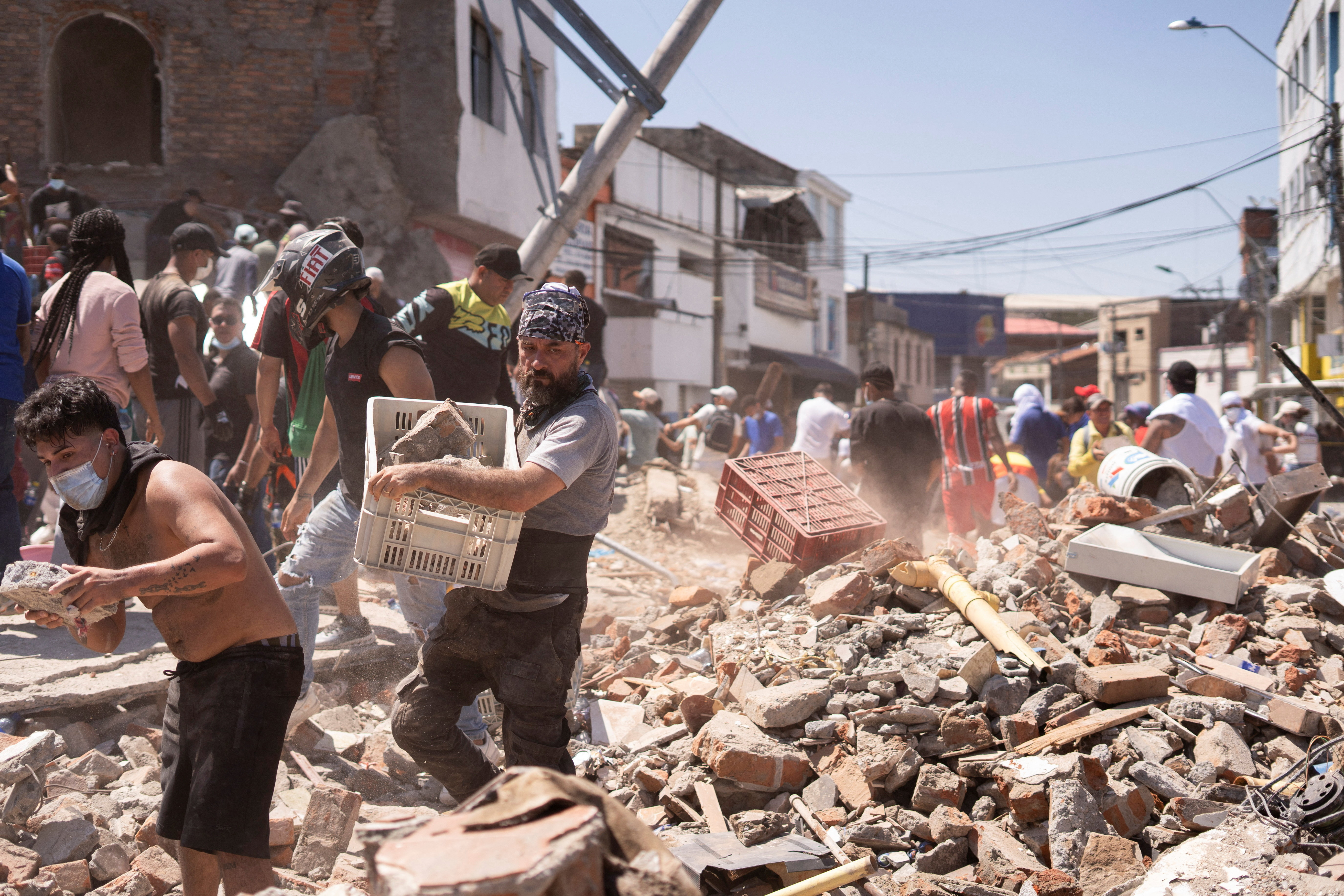 Residents dig through the debris of a collapsed building after an earthquake, in Cali, Colombia August 10, 2026. REUTERS/Camilo Rodriguez