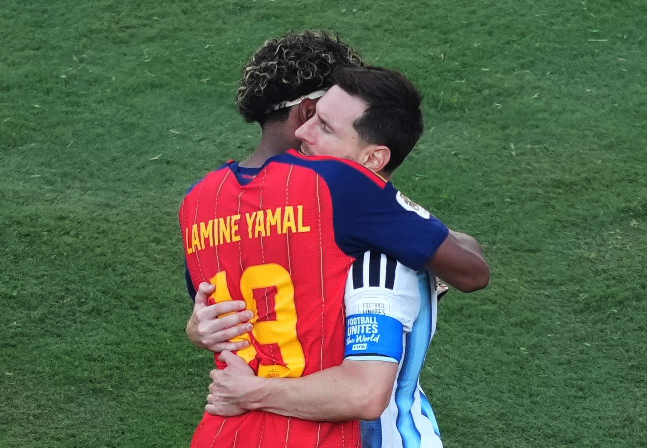 Soccer Football - FIFA World Cup 2026 - Final - Spain v Argentina - New York/New Jersey Stadium, East Rutherford, New Jersey, U.S. - July 19, 2026 Spain's Lamine Yamal hugs Argentina's Lionel Messi as he celebrates winning the World Cup IMAGN IMAGES via Reuters/James Lang