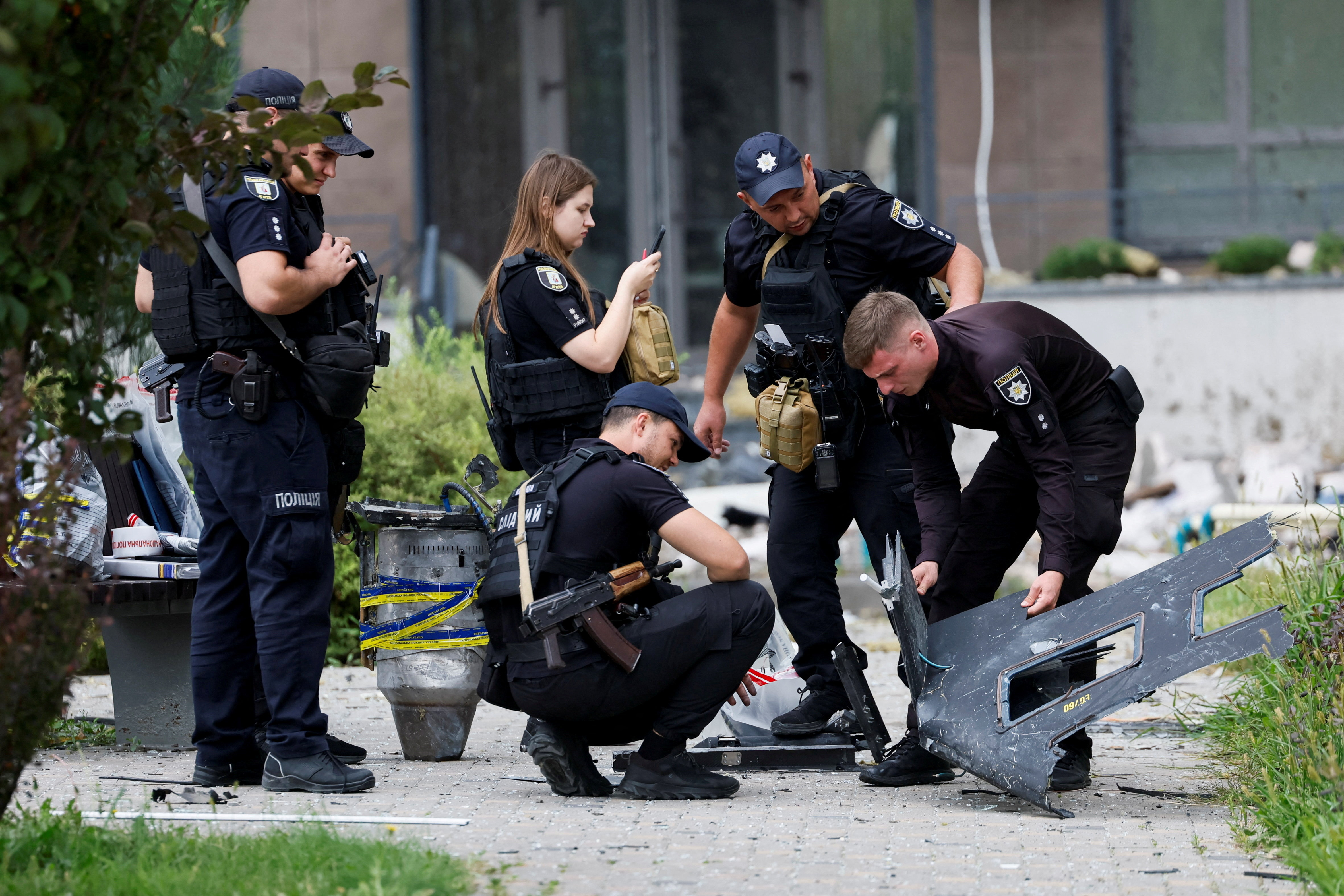 Police officers inspect parts of a Russian drone, at the site of an apartment building damaged by a Russian drone strike, amid Russia's attack on Ukraine, in Kyiv, Ukraine September 1, 2026. REUTERS/Gleb Garanich TPX IMAGES OF THE DAY