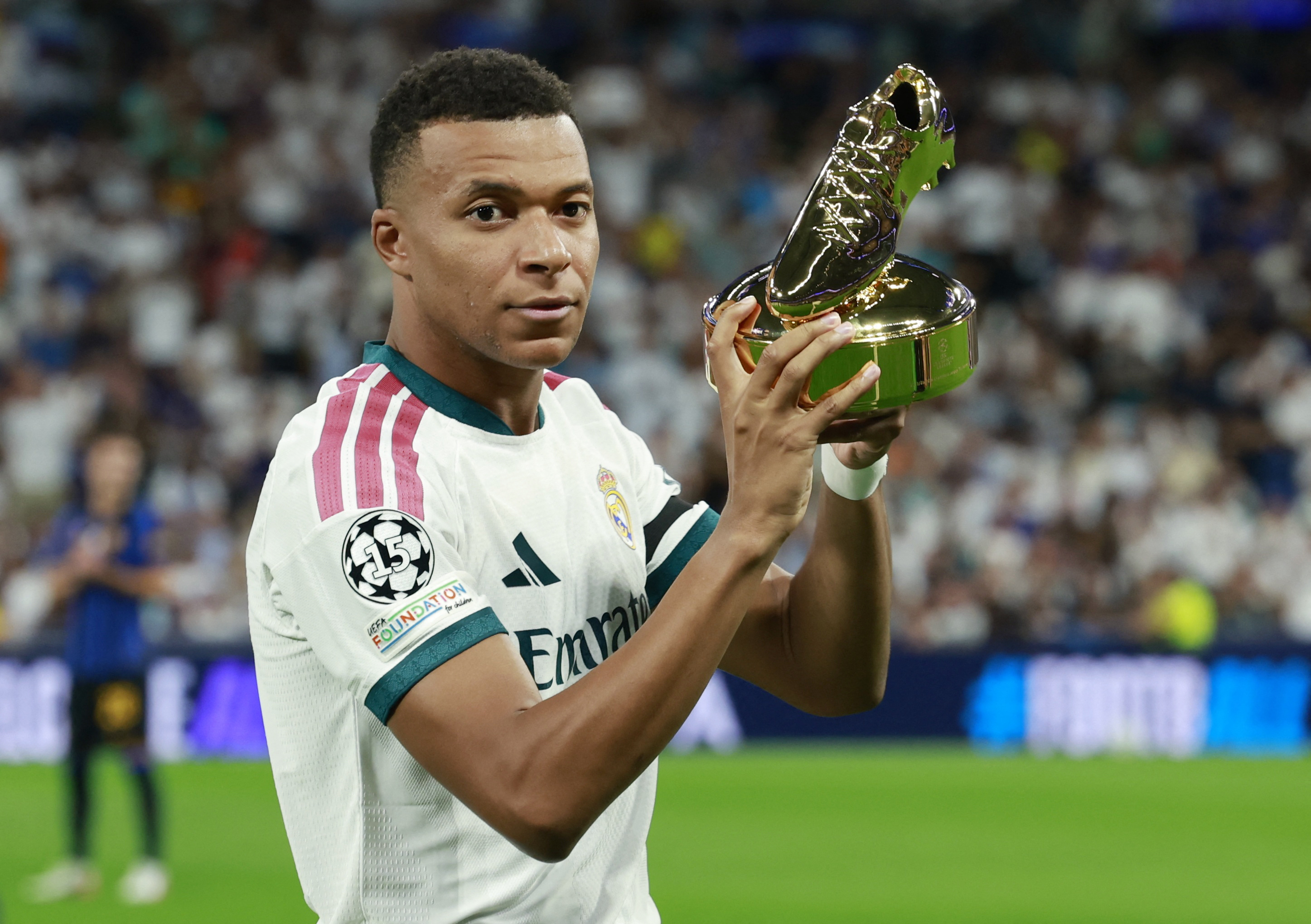 Soccer Football - UEFA Champions League - Real Madrid v Inter Milan - Estadio Bernabeu, Madrid, Spain - September 8, 2026 Real Madrid's Kylian Mbappe holds up the UEFA Champions League 2025/26 golden boot award before the match REUTERS/Violeta Santos Moura