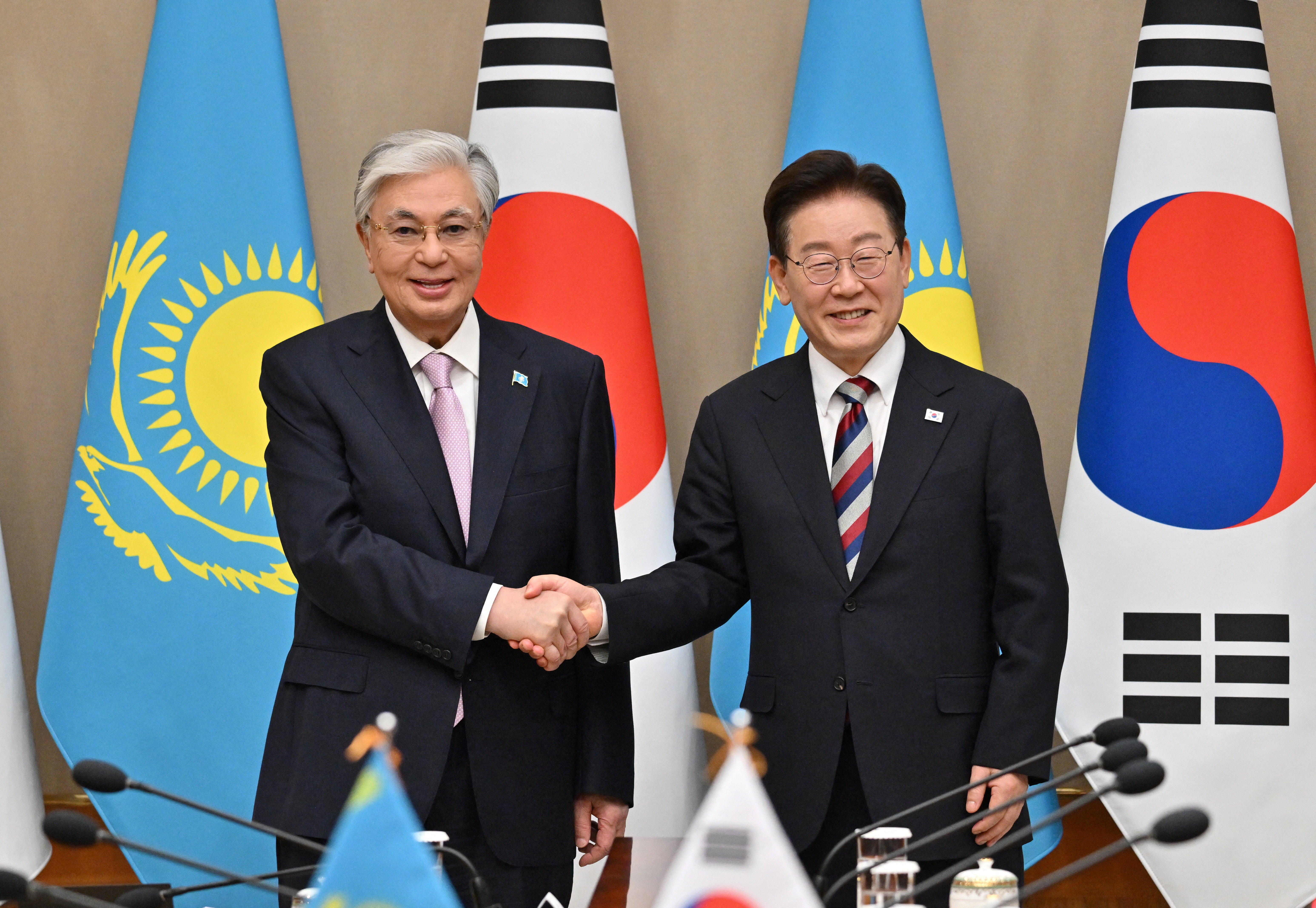 Kazakhstan's President Kassym-Jomart Tokayev shakes hands with South Korea's President Lee Jae Myung during their meeting at the presidential Blue House in Seoul, South Korea September 15, 2026, on the sidelines of the First Korea-Central Asia Summit 2026. JUNG YEON-JE/Pool via REUTERS