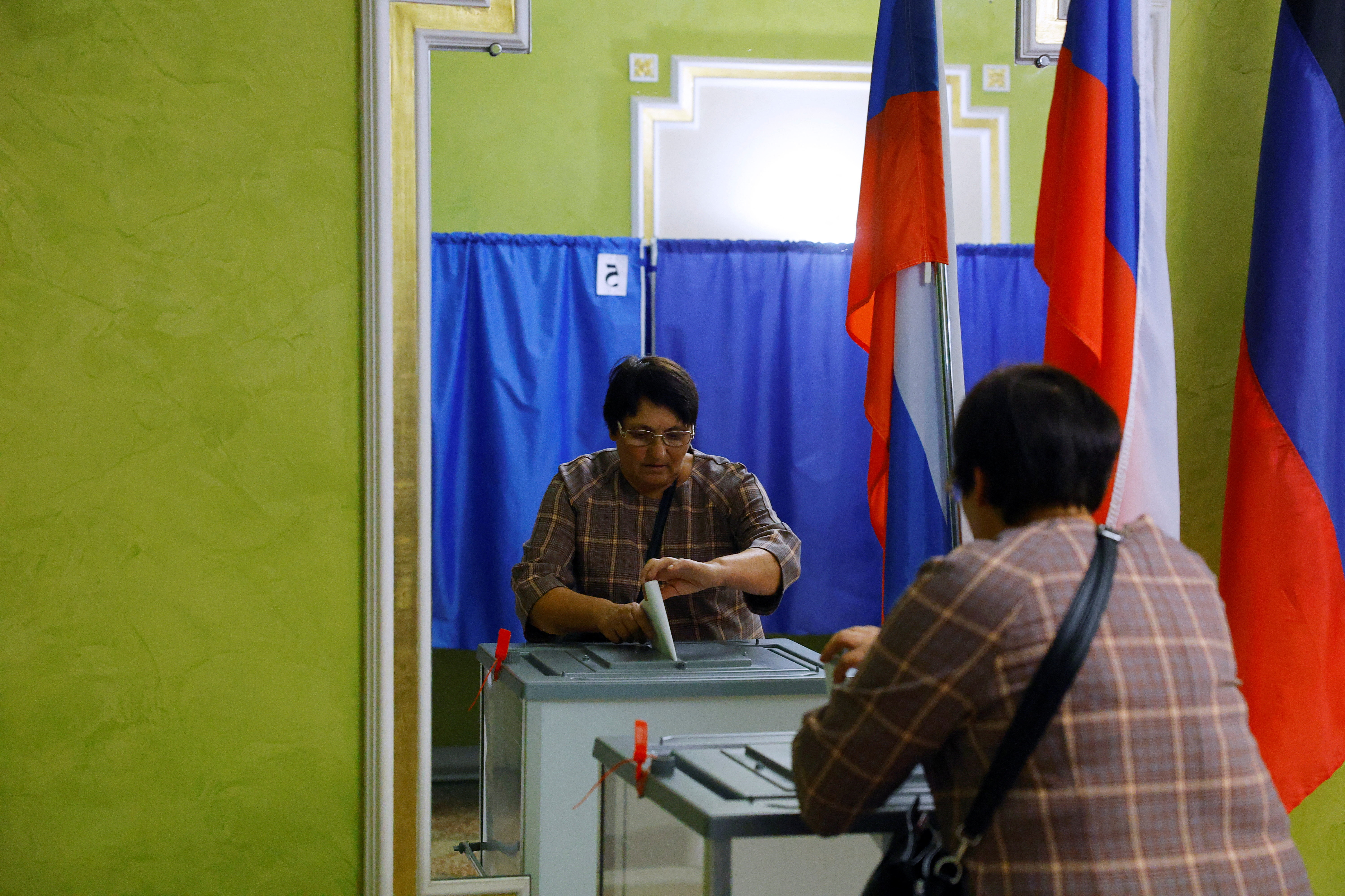 A voter casts her ballot at a polling station during Russia's parliamentary election, in the course of Russia-Ukraine conflict, in Donetsk, Russian-controlled Ukraine, September 18, 2026. REUTERS/Alexander Ermochenko