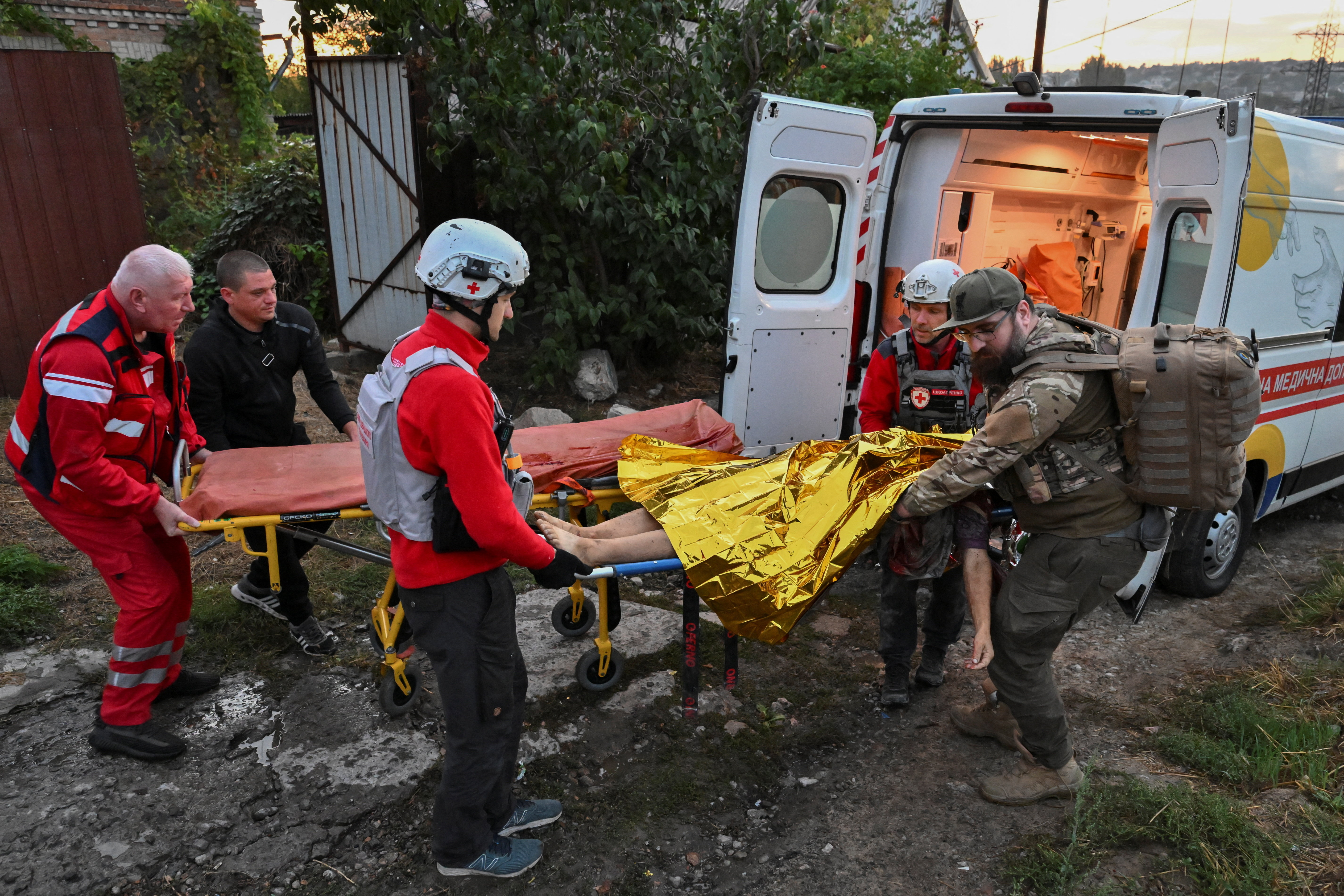 Medics carry a wounded person to an ambulance at the site of destroyed private houses hit during a Russian drone strike, amid Russia's attack on Ukraine, in Zaporizhzhia, Ukraine September 26, 2026