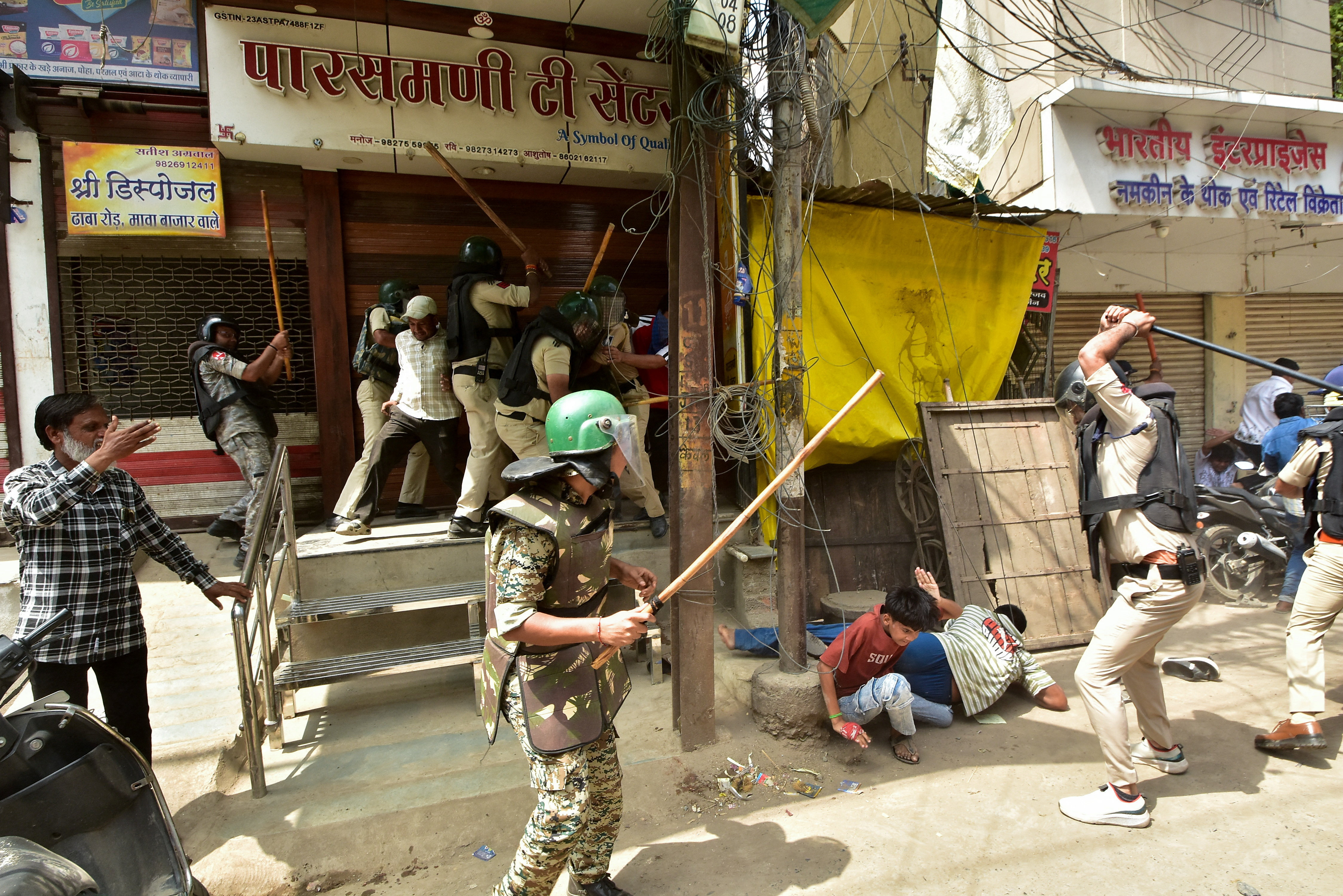 Police officers attack protesters near the Shahi Masjid in Ujjain, September 28, 2026 [Reuters]