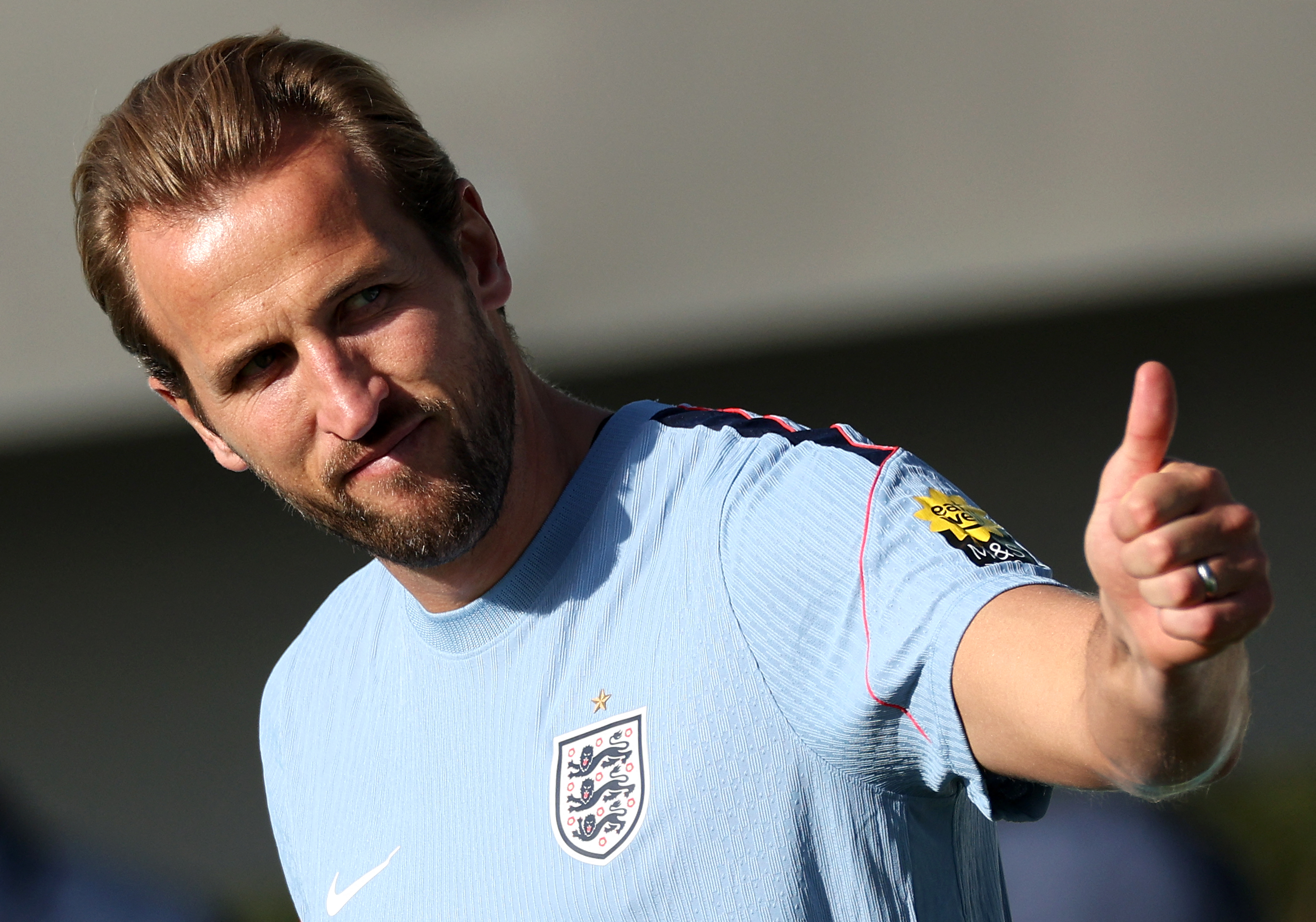 England's striker Harry Kane makes a thumbs-up gesture as he arrives to take part in a training session at St George's Park in Burton-upon-Trent, central England, on September 23, 2026, ahead of their UEFA Nations League group stage football match against Spain on September 26. (Photo by Adrian Dennis / AFP) / NOT FOR MARKETING OR ADVERTISING USE / RESTRICTED TO EDITORIAL USE