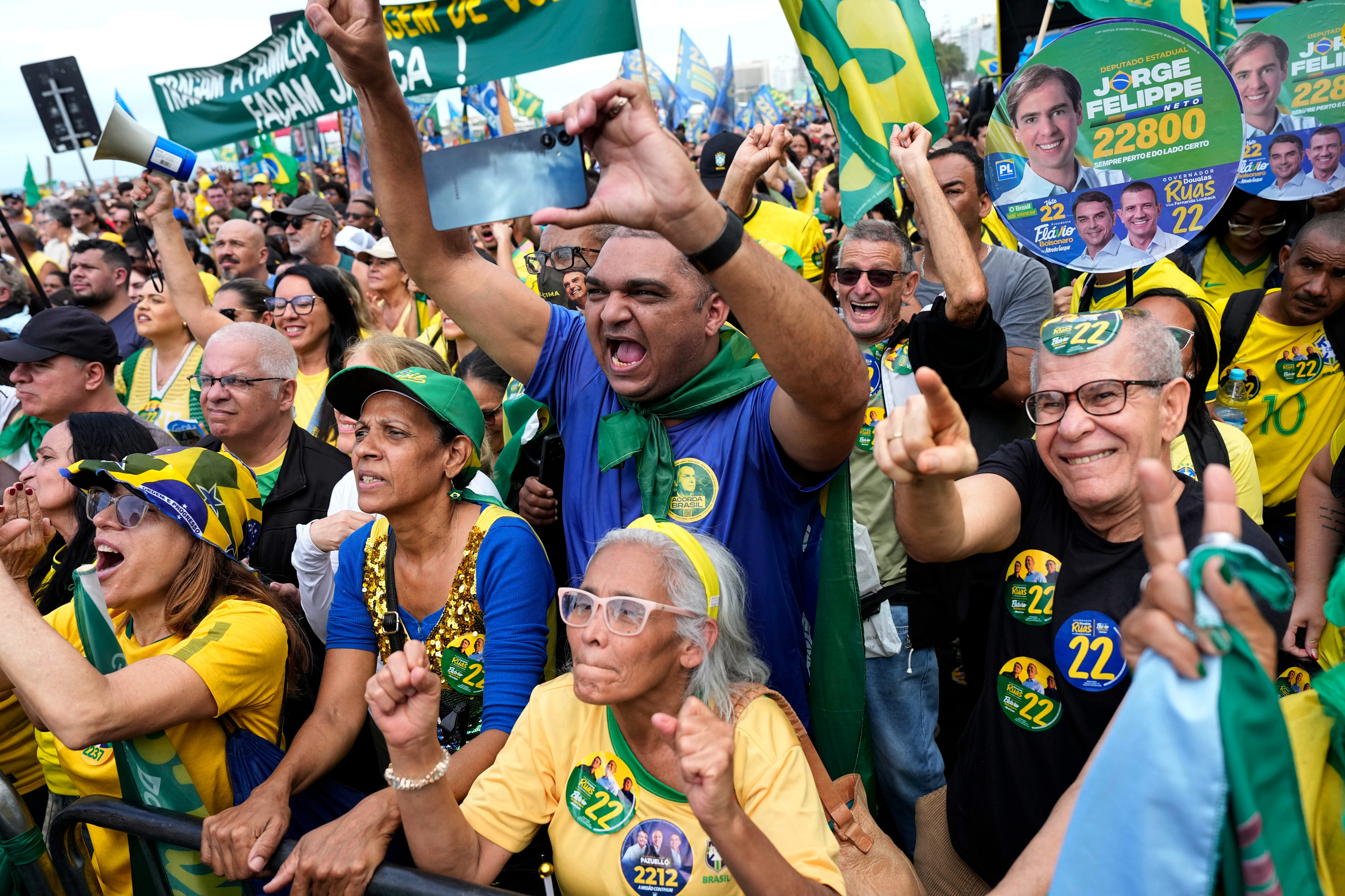 Supporters of opposition presidential candidate Flavio Bolsonaro attend his campaign rally in Rio de Janeiro, Brazil, Sunday, Aug. 16, 2026. (AP Photo/Silvia Izquierdo)