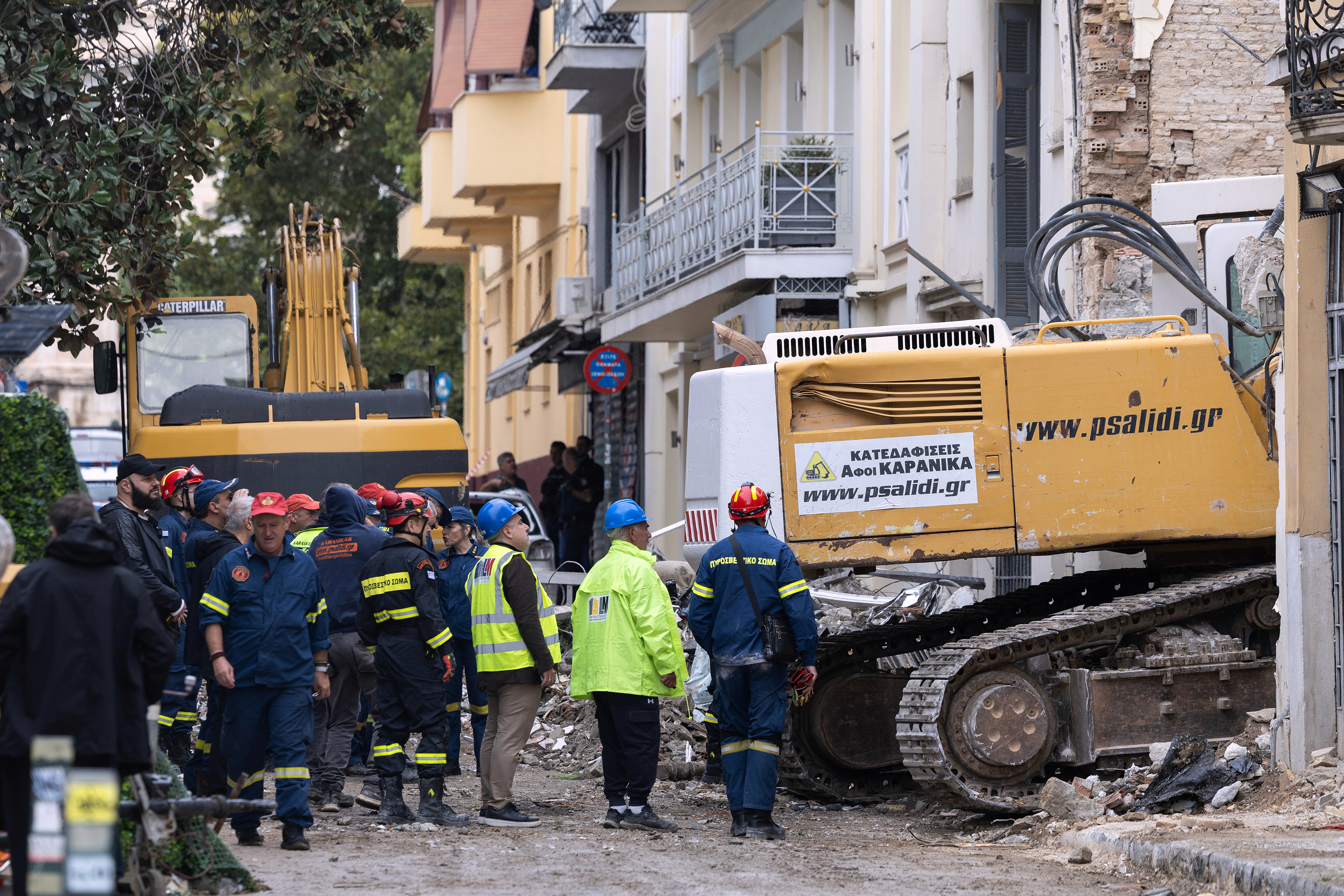 Rescuers work at the scene following Friday's powerful blast in Athens' Plaka district, Saturday, September 26, 2026 [Yorgos Karahalis/AP]