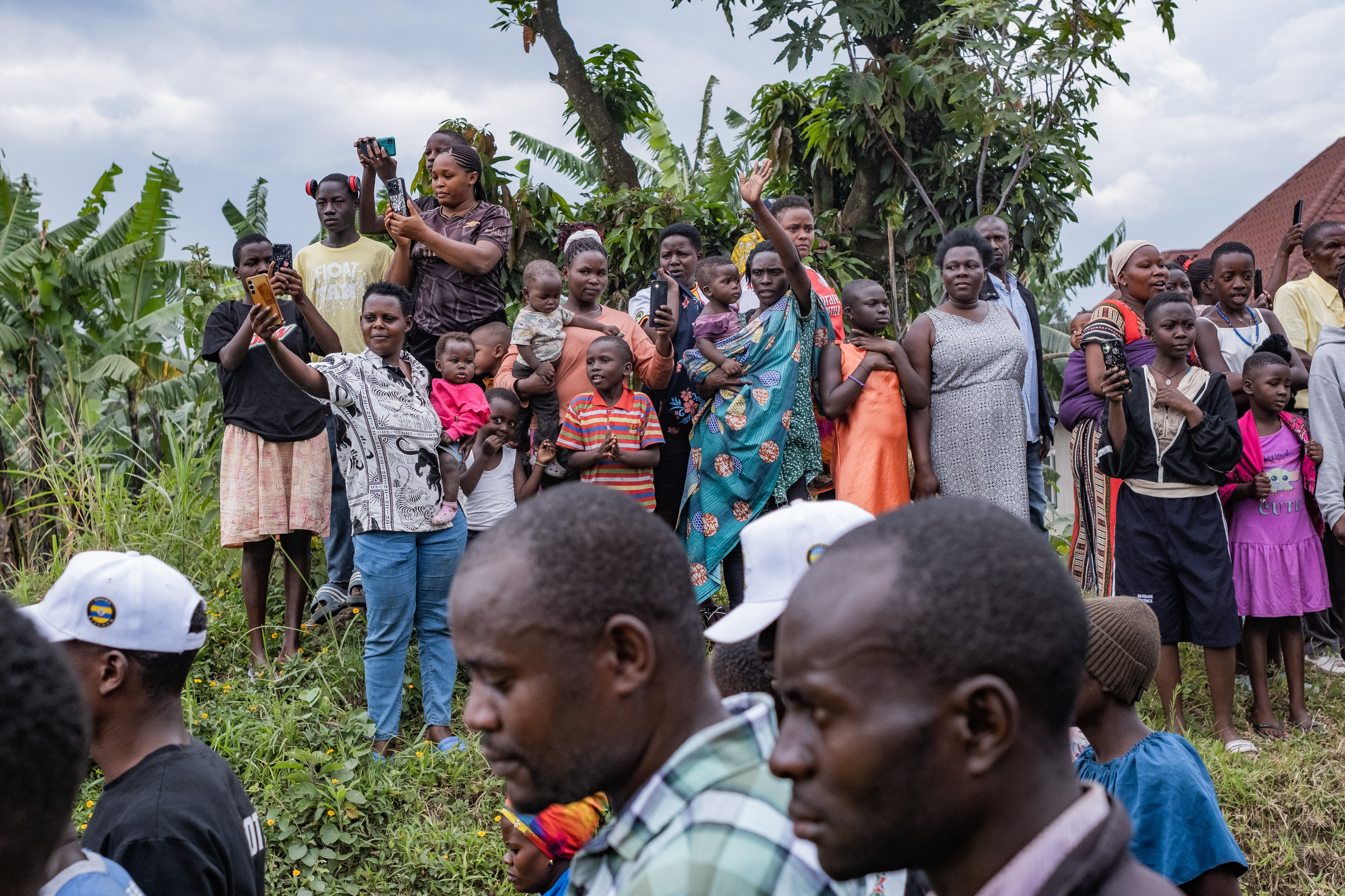 TOPSHOT - Members of the public react as the body of the late King Oyo Nyimba Kabamba Iguru Rukidi IV makes its way to Karambi Royal Tombs for burial in Fort Portal, Uganda, on September 12, 2026.