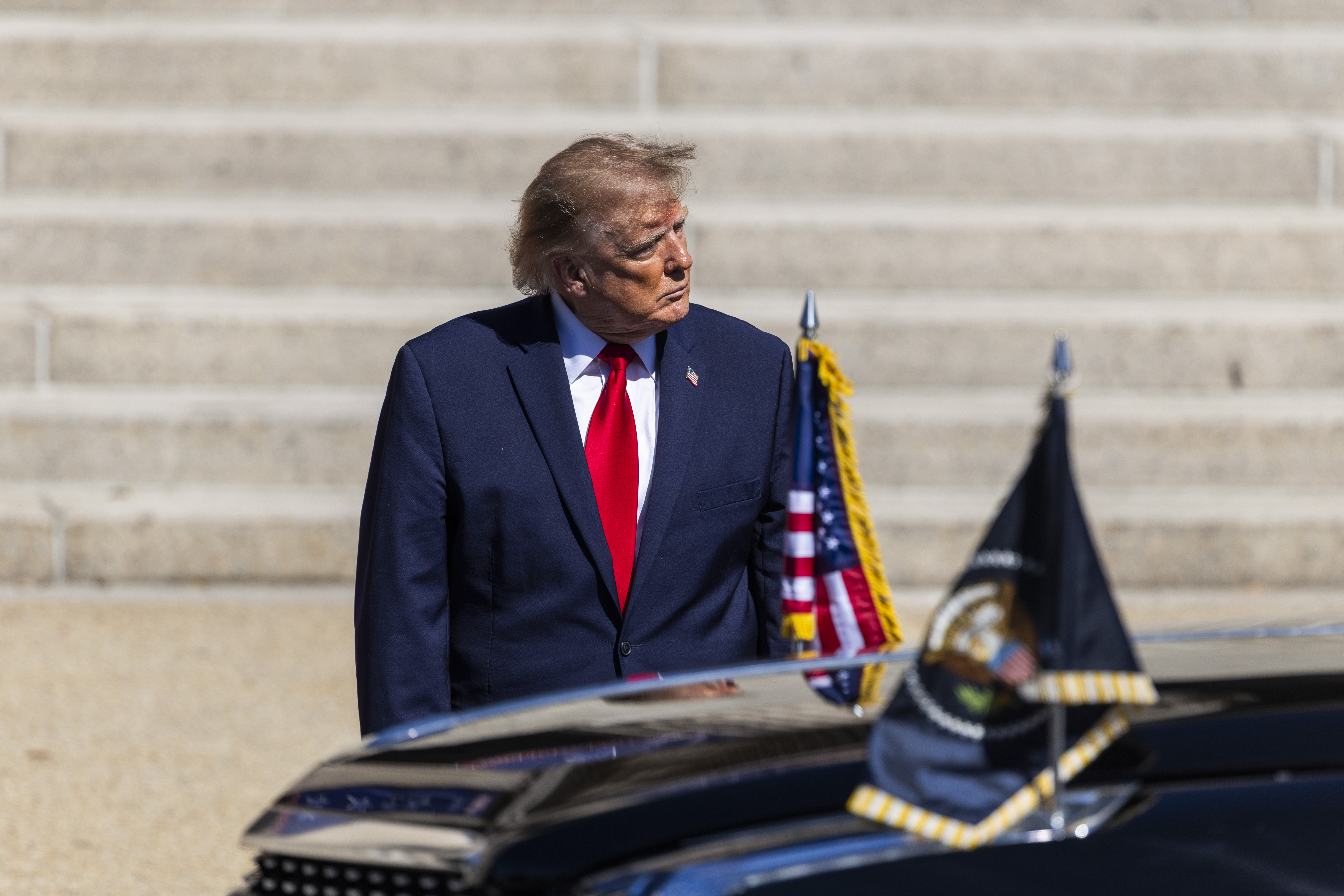 epa13263064 US President Donald Trump waits to escort Chinese President Xi Jinping to the National Archives in Washington, DC, USA, 25 September 2026. President Xi's three-day state visit is his first to DC in 11 years. EPA/JIM LO SCALZO / POOL