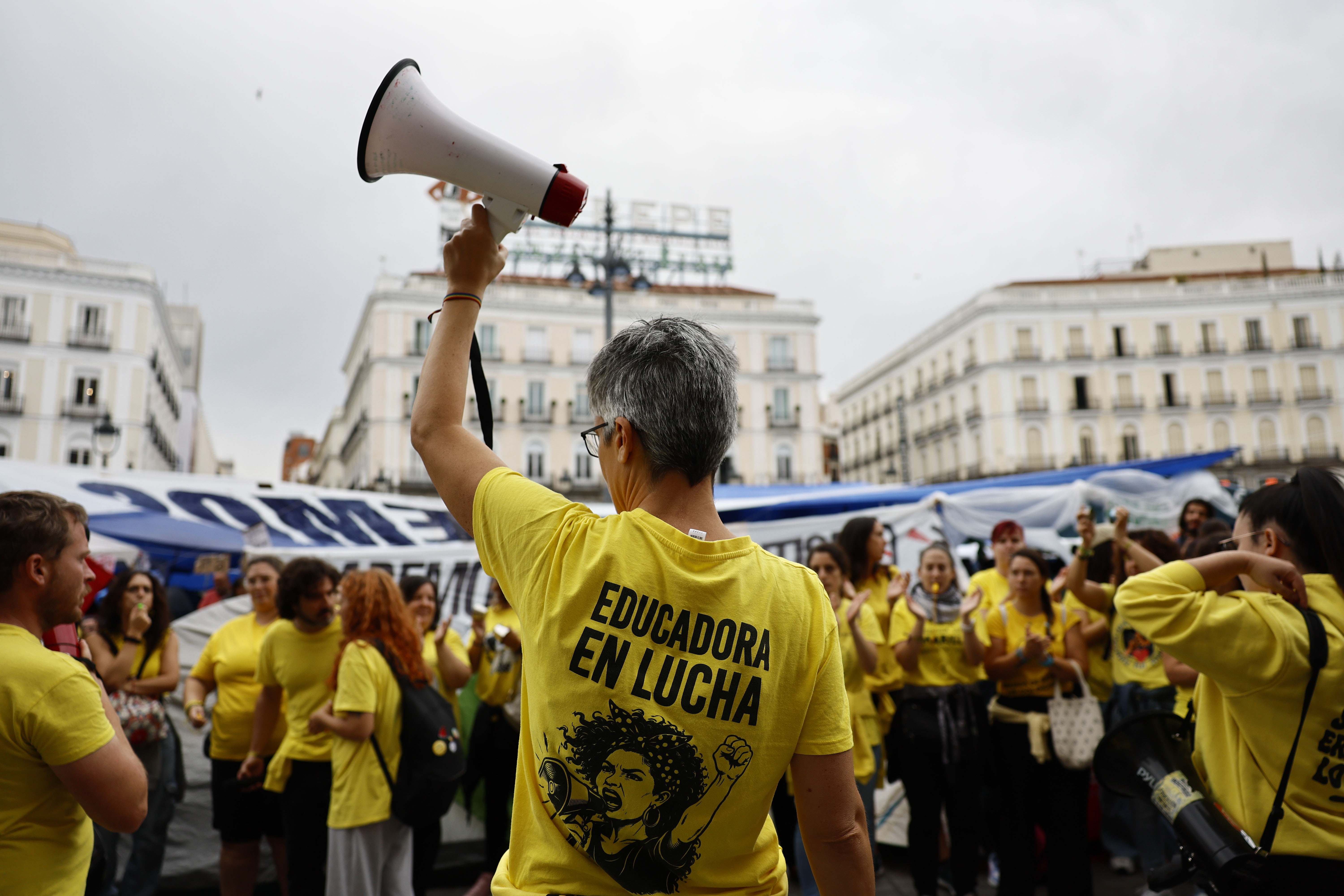 epaselect epa13272137 Several preschool teachers protest near housing protesters camping at Puerta del Sol square in Madrid, Spain, 30 September 2026. The encampment began late 26 September following a demonstration over the eviction of 87-year-old Maricarmen Abascal, who had lived in her rental home for more than 70 years, with protesters calling for measures to address Spain's housing crisis. EPA/RODRIGO JIMENEZ