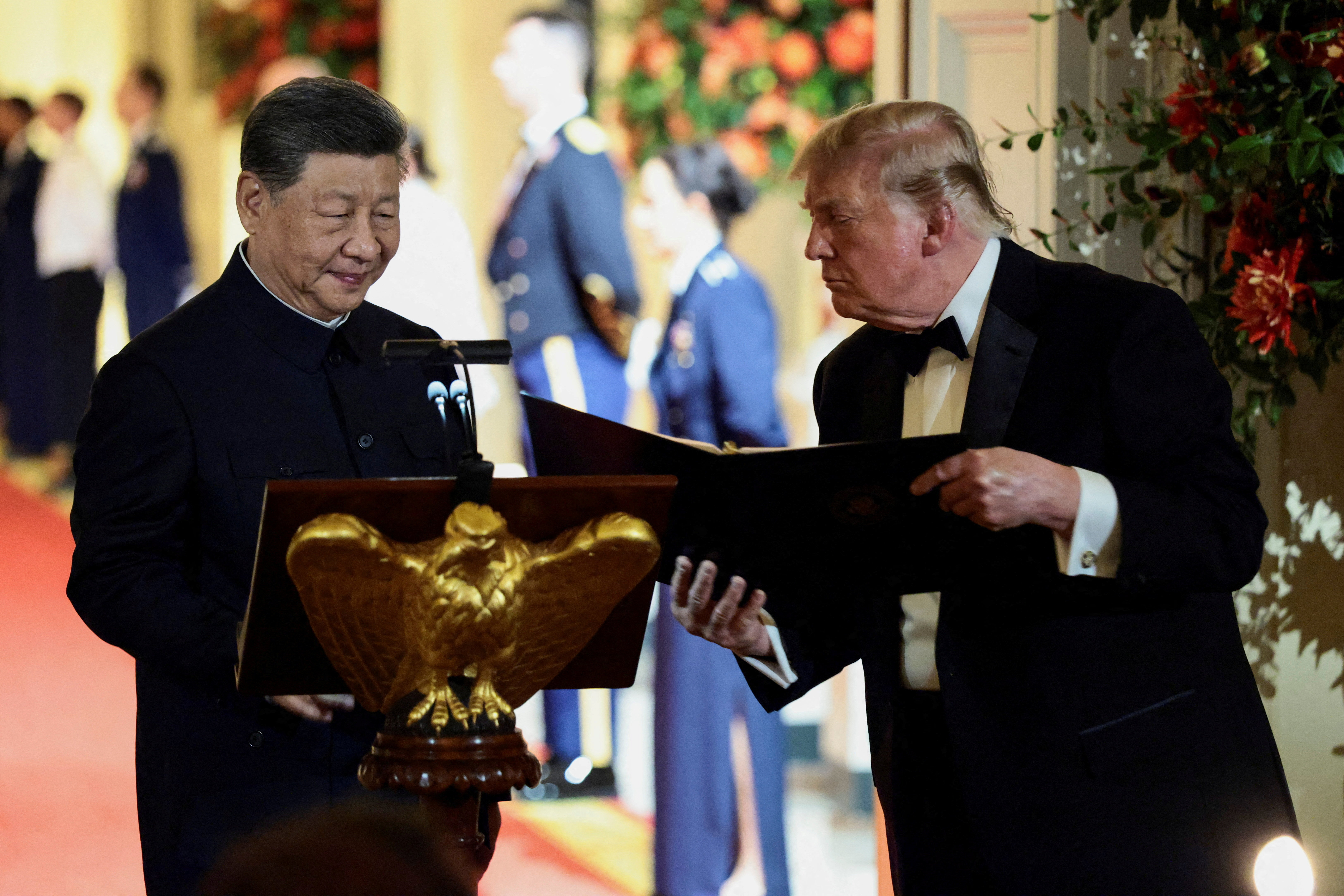 US President Donald Trump holds a binder as he stands next to Chinese President Xi Jinping before Xi delivers a speech during a state dinner at the White House in Washington, D.C., US, September 24, 2026. REUTERS/Evelyn Hockstein TPX IMAGES OF THE DAY