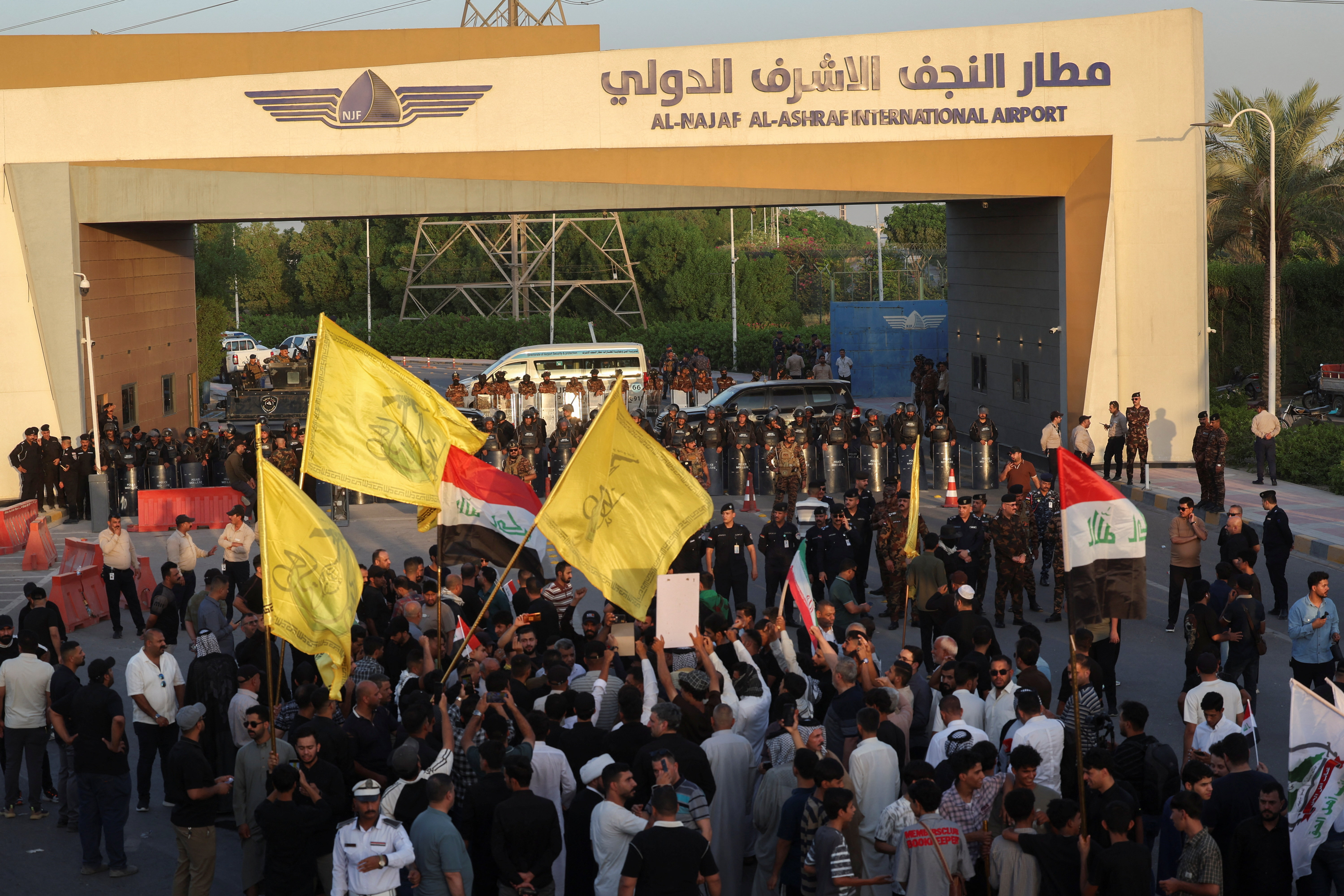 Protesters gather outside Najaf International Airport to protest U.S. restrictions targeting Iranian aviation activities and their impact on flights between Iran and Iraq, in Najaf, Iraq, September 28, 2026. REUTERS/Alaa Al-Marjani