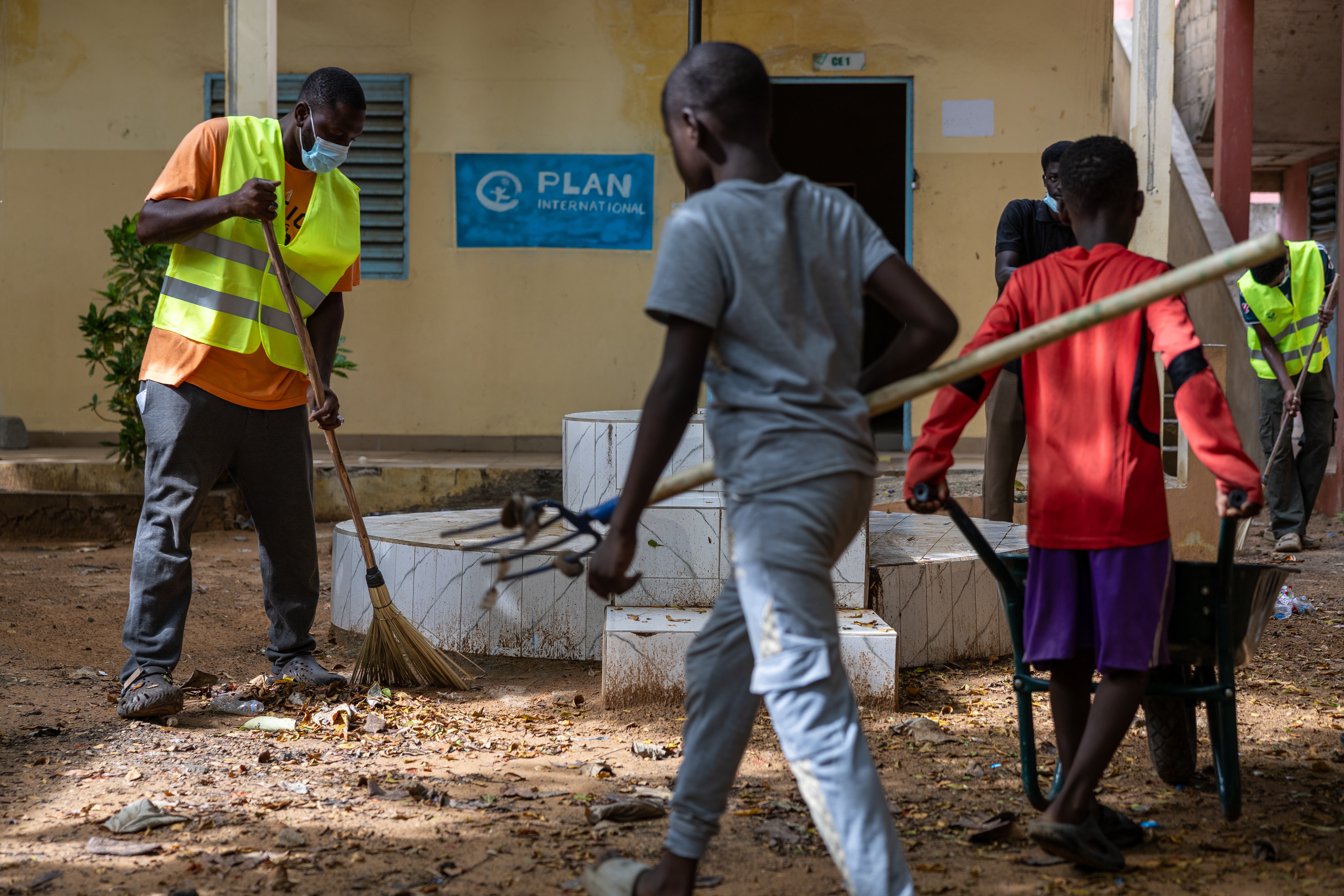 Dakar community unites to clean school ahead of academic year