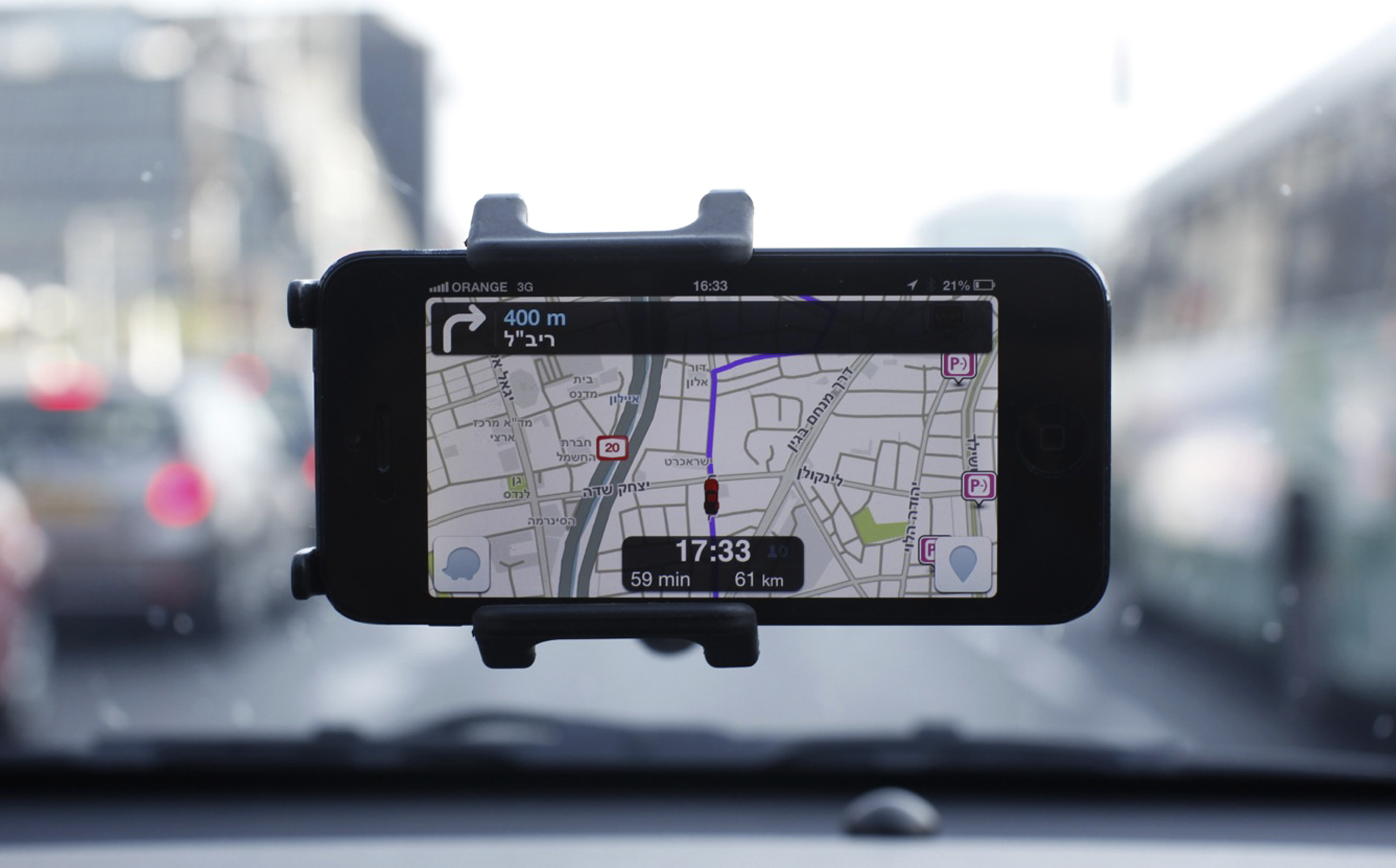 Waze, an Israeli mobile satellite navigation application, is seen on a smartphone in this photo illustration taken in Tel Aviv May 9, 2013. Facebook Inc is in advanced talks to acquire Israeli mobile satellite navigation start-up Waze for $800 million to $1 billion, business daily Calcalist reported on Thursday. REUTERS/Nir Elias (ISRAEL - Tags: BUSINESS SCIENCE TECHNOLOGY)