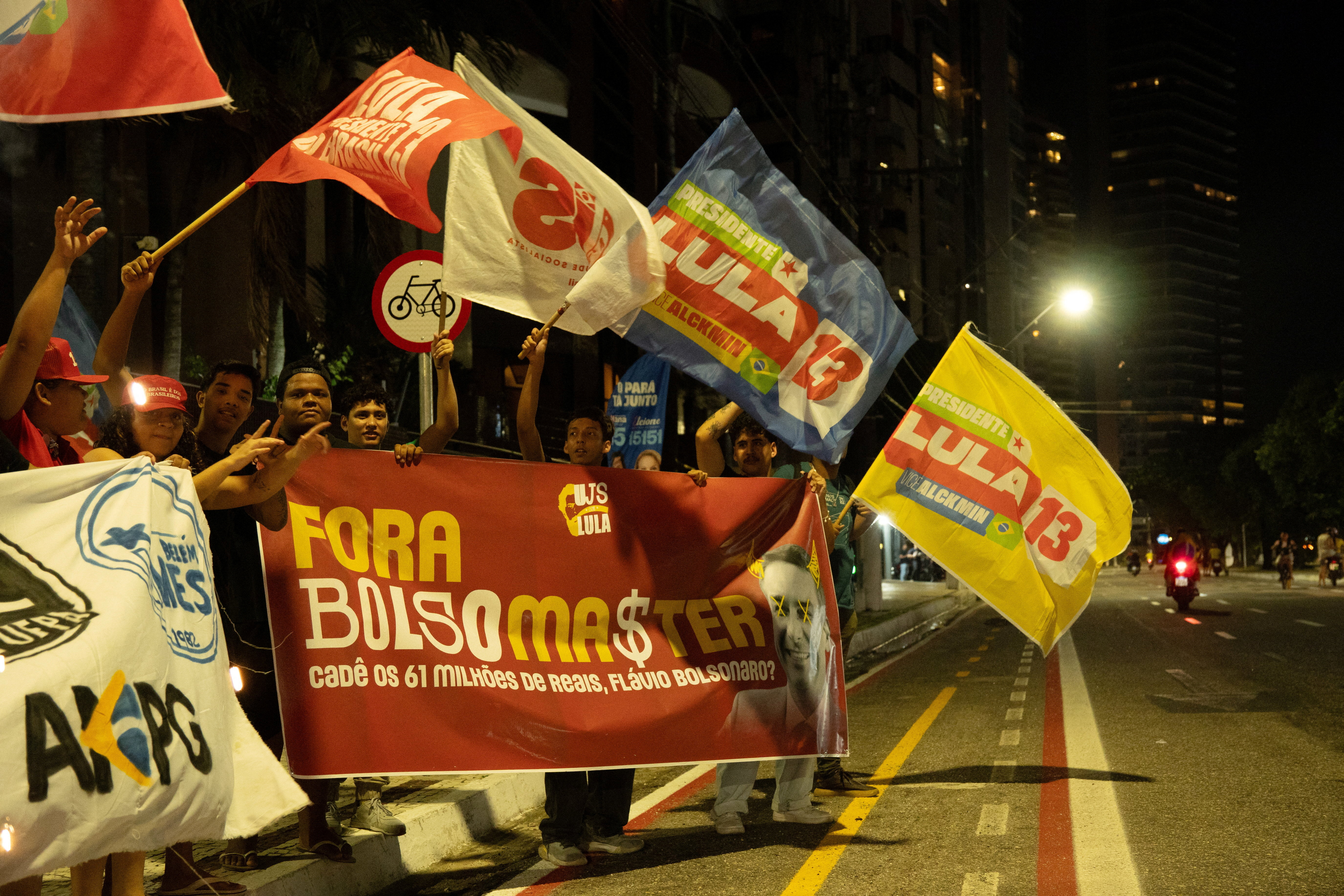 Supporters of Brazil's President Luiz Inacio Lula da Silva protest holding a banner that reads "Fora Bolsoma$ter", a reference to a Supreme Court investigation into Brazilian Senator Flavio Bolsonaro of the Liberal Party (PL) for alleged corruption and money laundering tied to failed lender Banco Master, during a campaign rally in Belem, Brazil, September 14, 2026. REUTERS/Marx Vasconcelos
