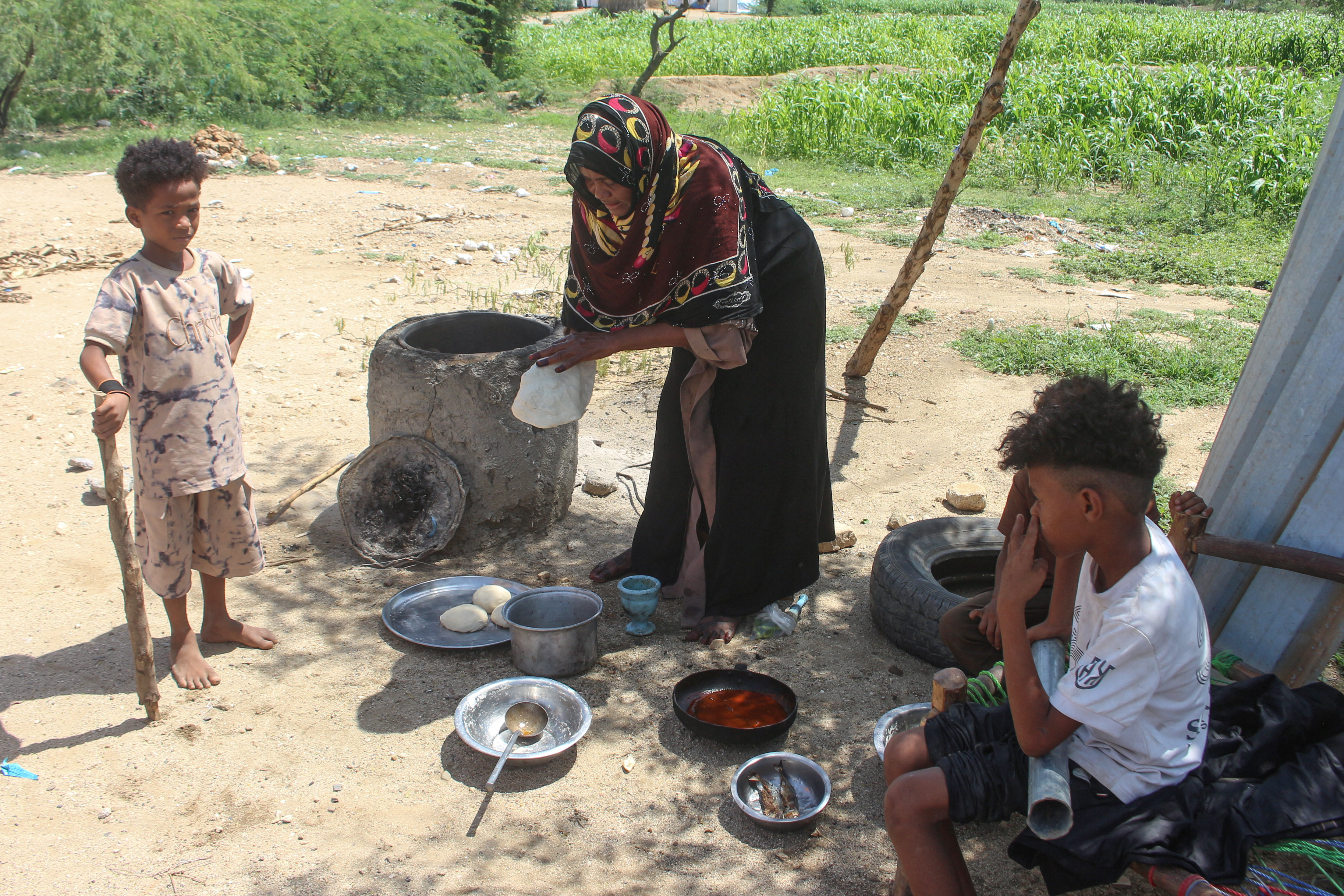 Photos: More than 200,000 people displaced by Yemen fighting