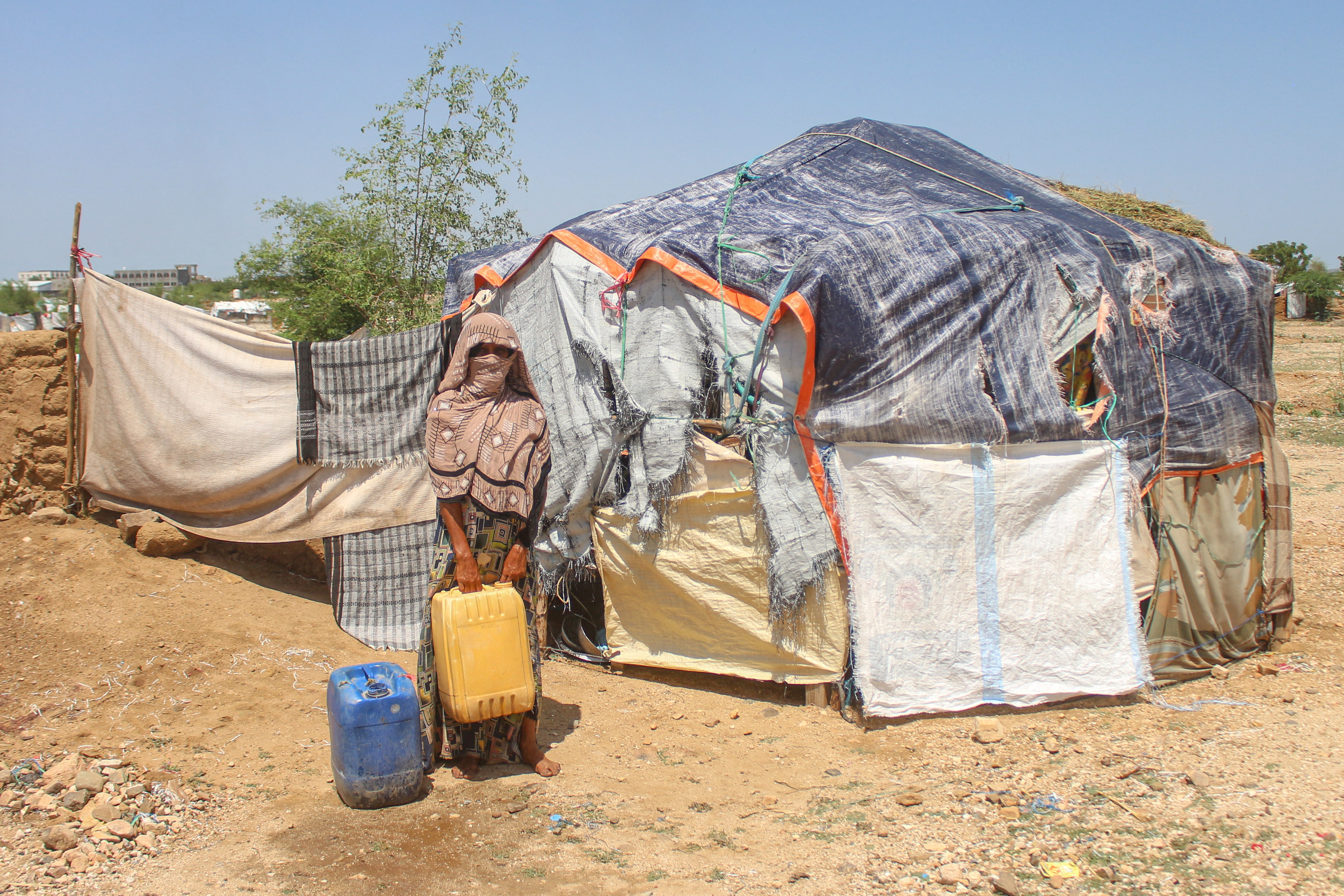 Photos: More than 200,000 people displaced by Yemen fighting