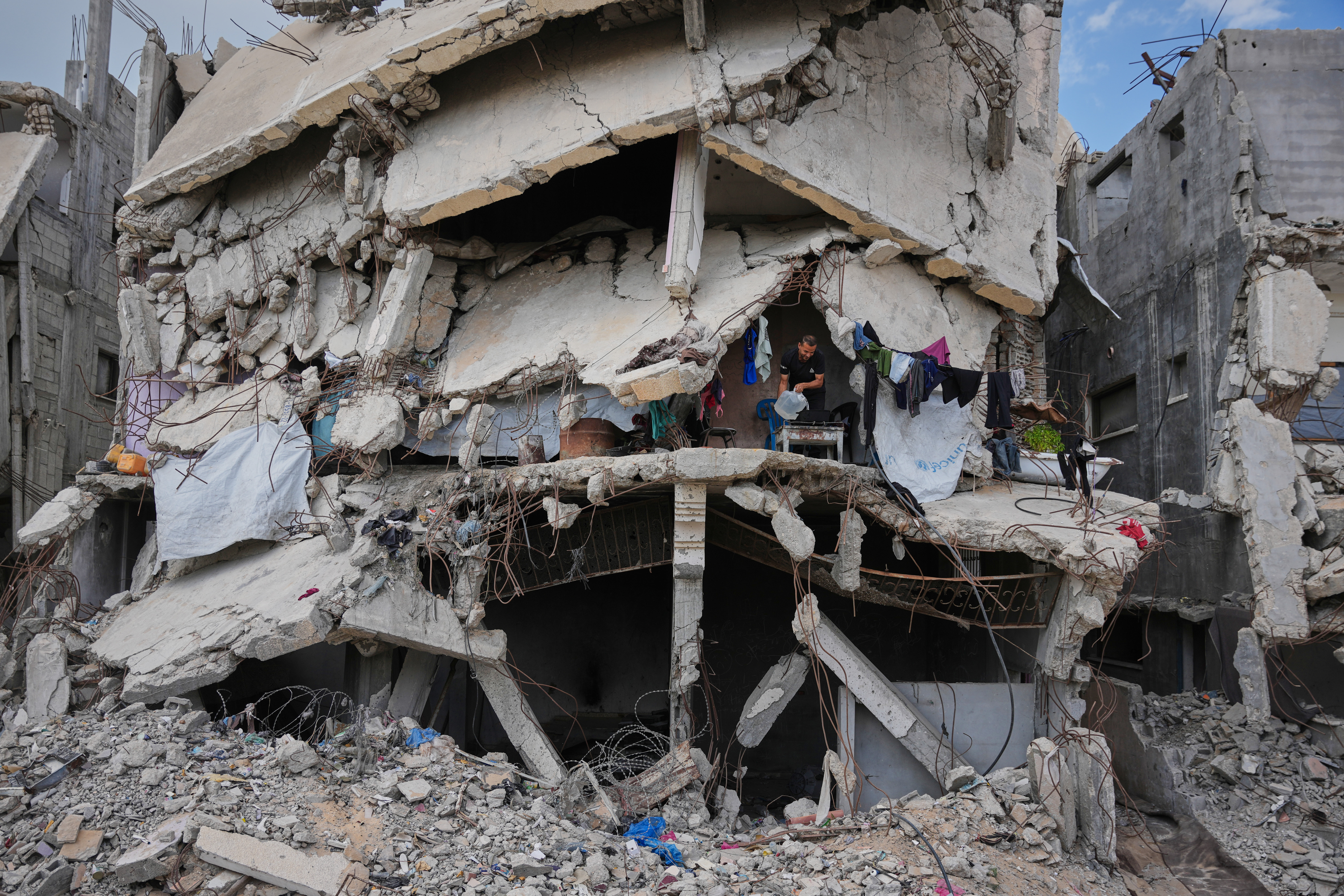 Tent cities expand in Gaza amid widespread destruction and loss