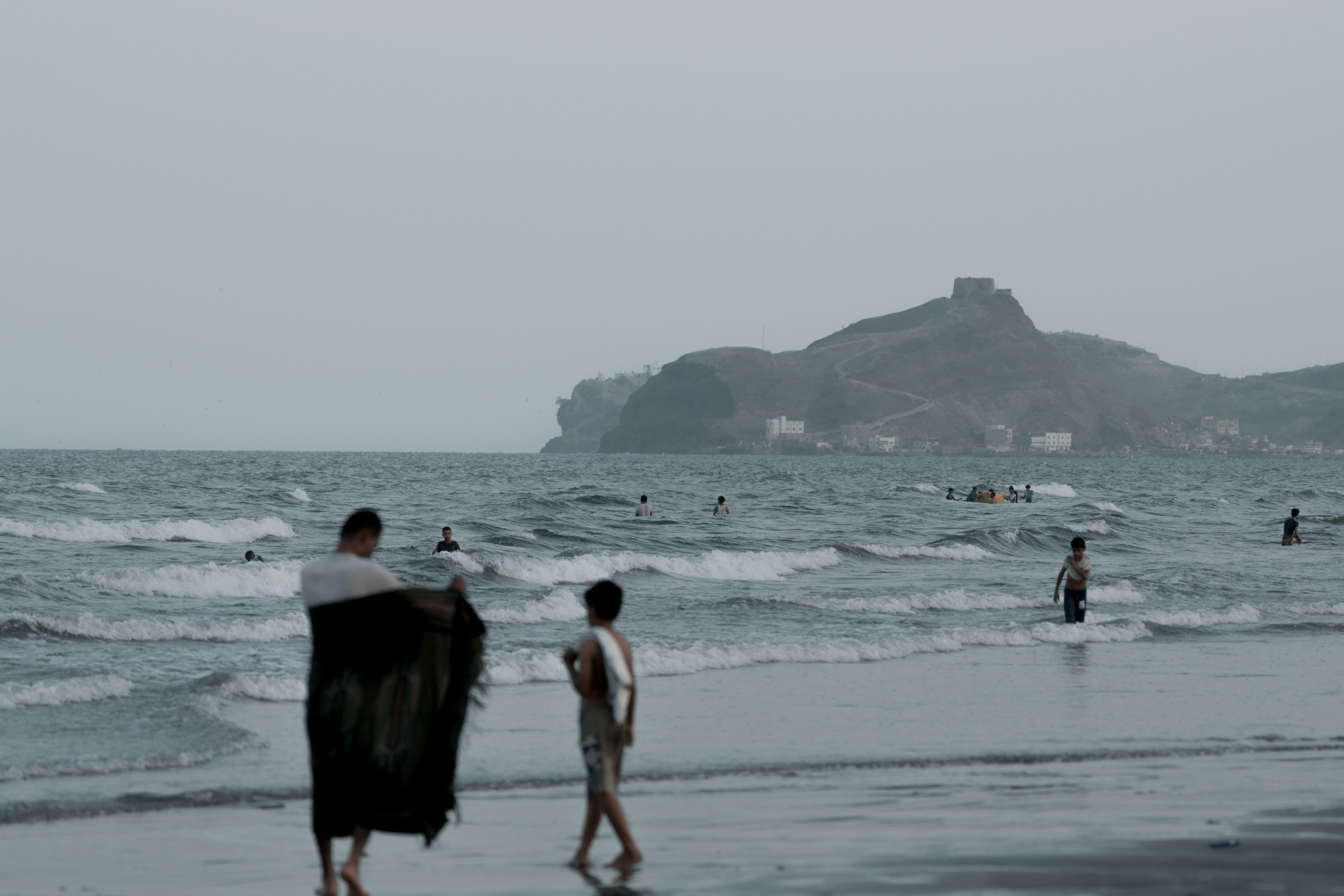 Residents gather along the coast in Aden at the end of the day. For some, the sea has become a temporary escape from overheated homes during long electricity cuts. Photo: Belal Khaled