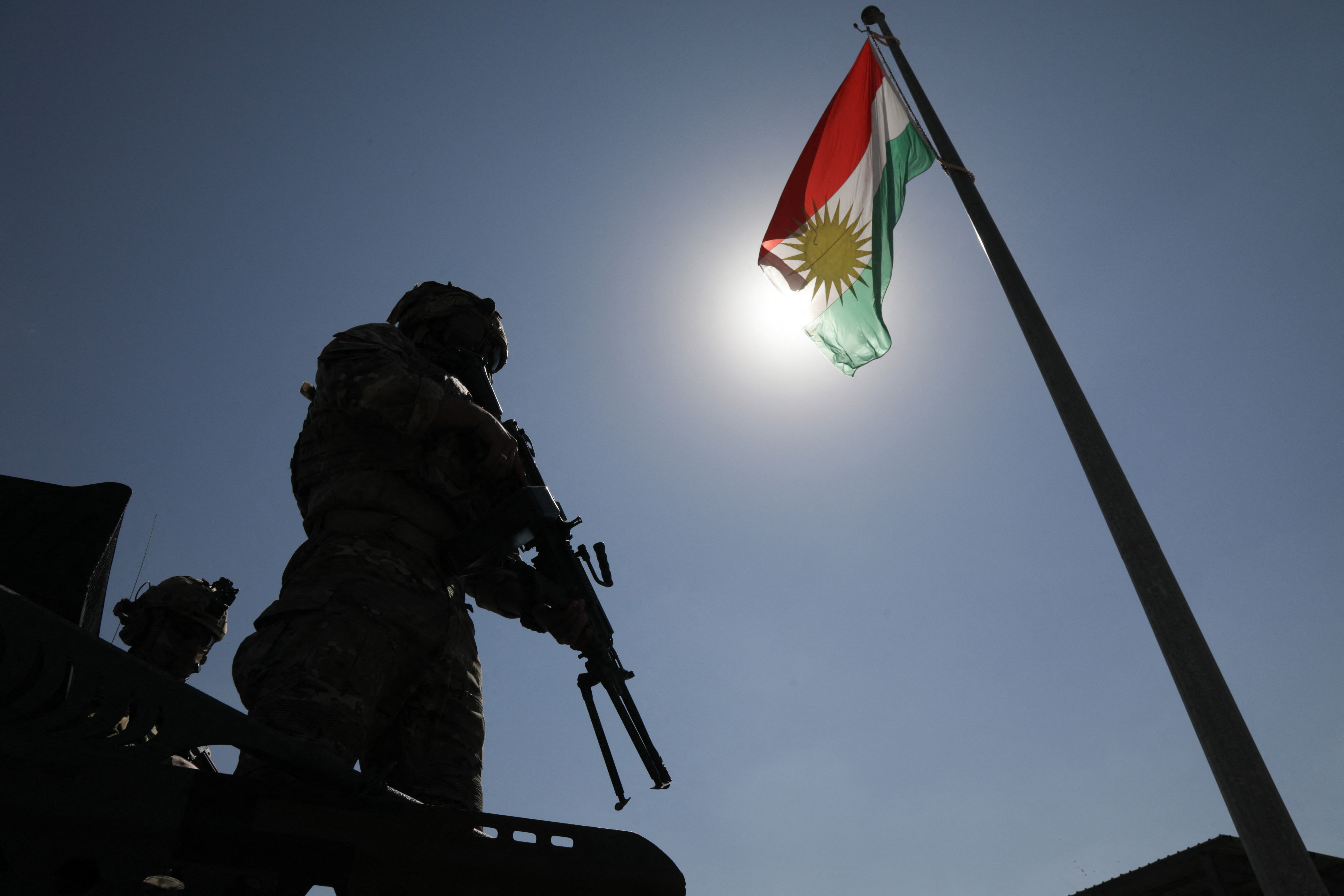 TOPSHOT - Kurdish Peshmerga fighters take position on the Qarachogh Mountain in the Makhmur district, about 60 kilometres south of Erbil, capital of Iraq's autonomous northern Kurdish region, on September 30, 2026.