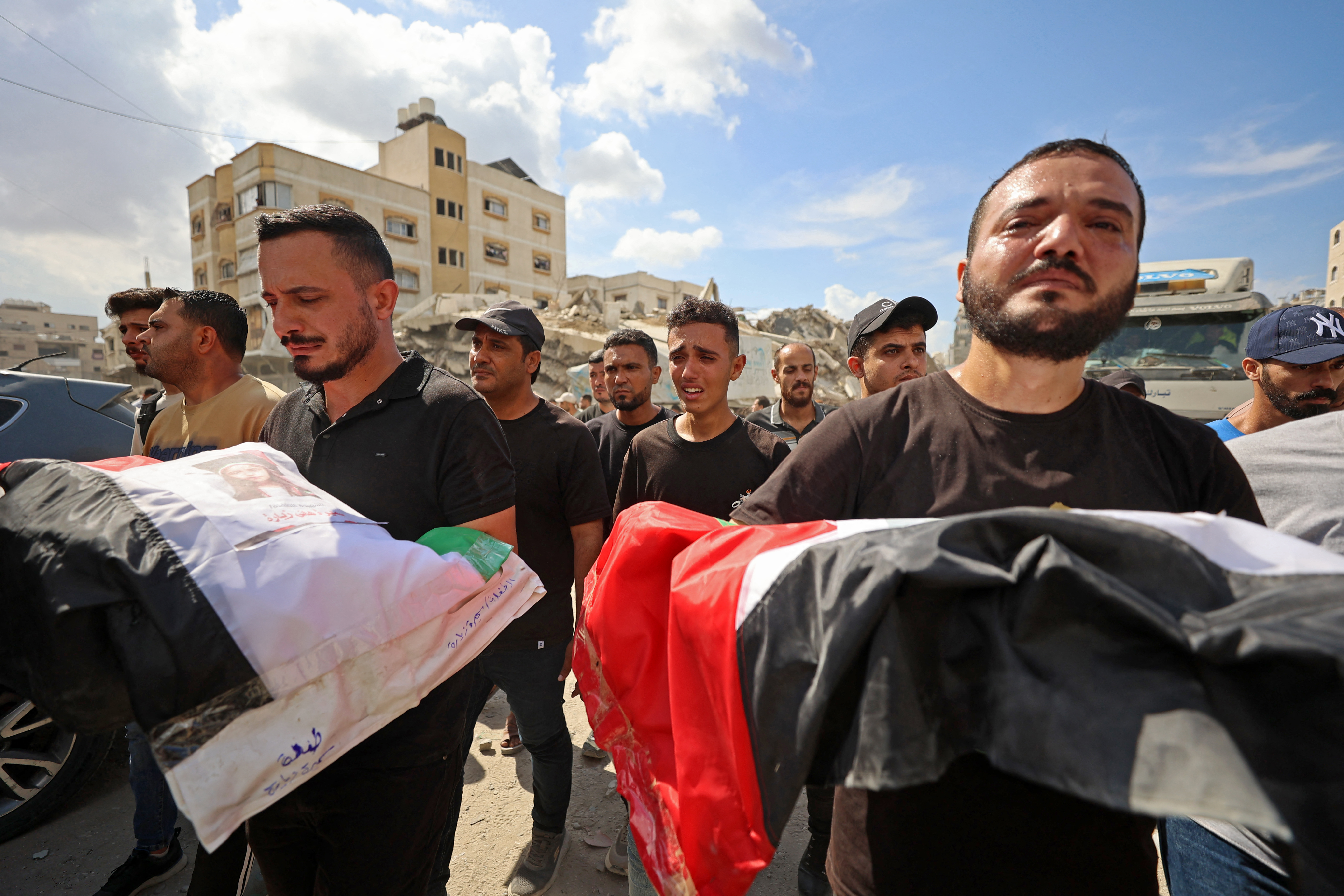 Palestinian mourners gather for a mass funeral procession in Gaza's al-Yarmouk neighborhood on October 1, 2026, following the recovery of 105 bodies from beneath the rubble of the al-Taj residential block which was destroyed by Israeli strikes three years ago.