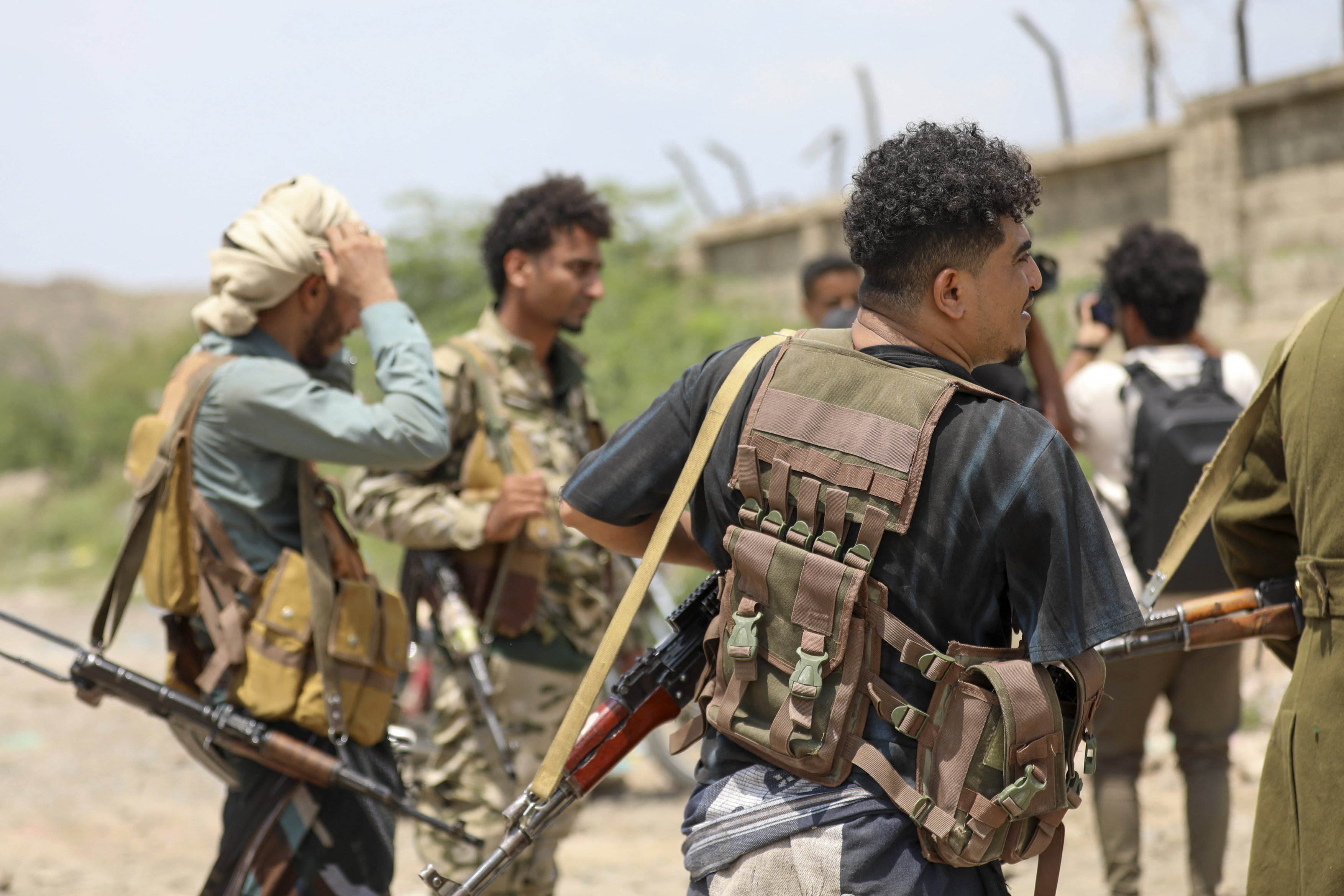 Saudi-backed Yemen government soldiers gather near the Jabal Han front