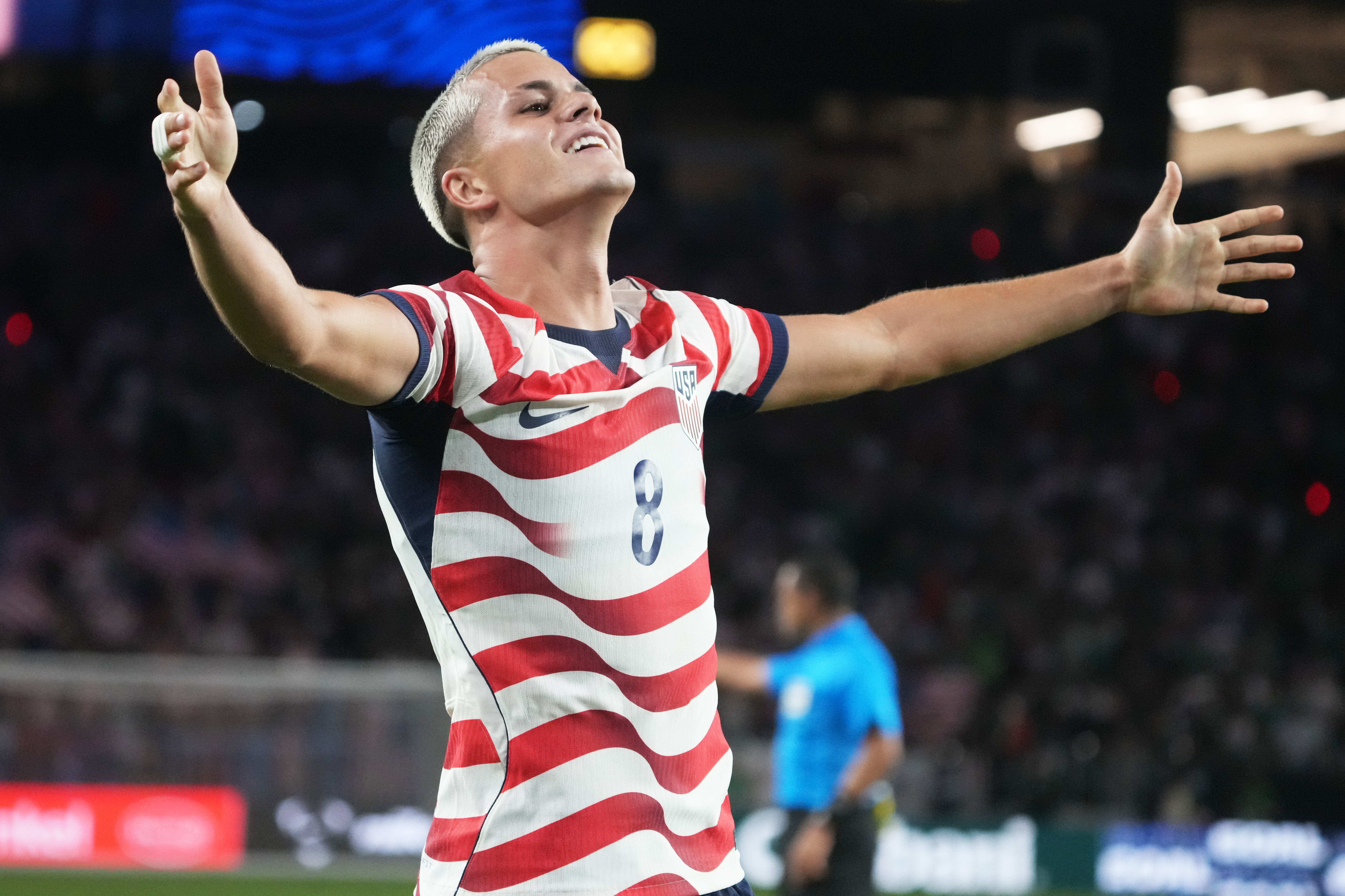 Cavan Sullivan, delantero de Estados Unidos, festeja su tanto ante México en un duelo amistoso realizado el sábado 3 de octubre de 2026 en Glendale, Arizona (AP Foto/Rick Scuteri)