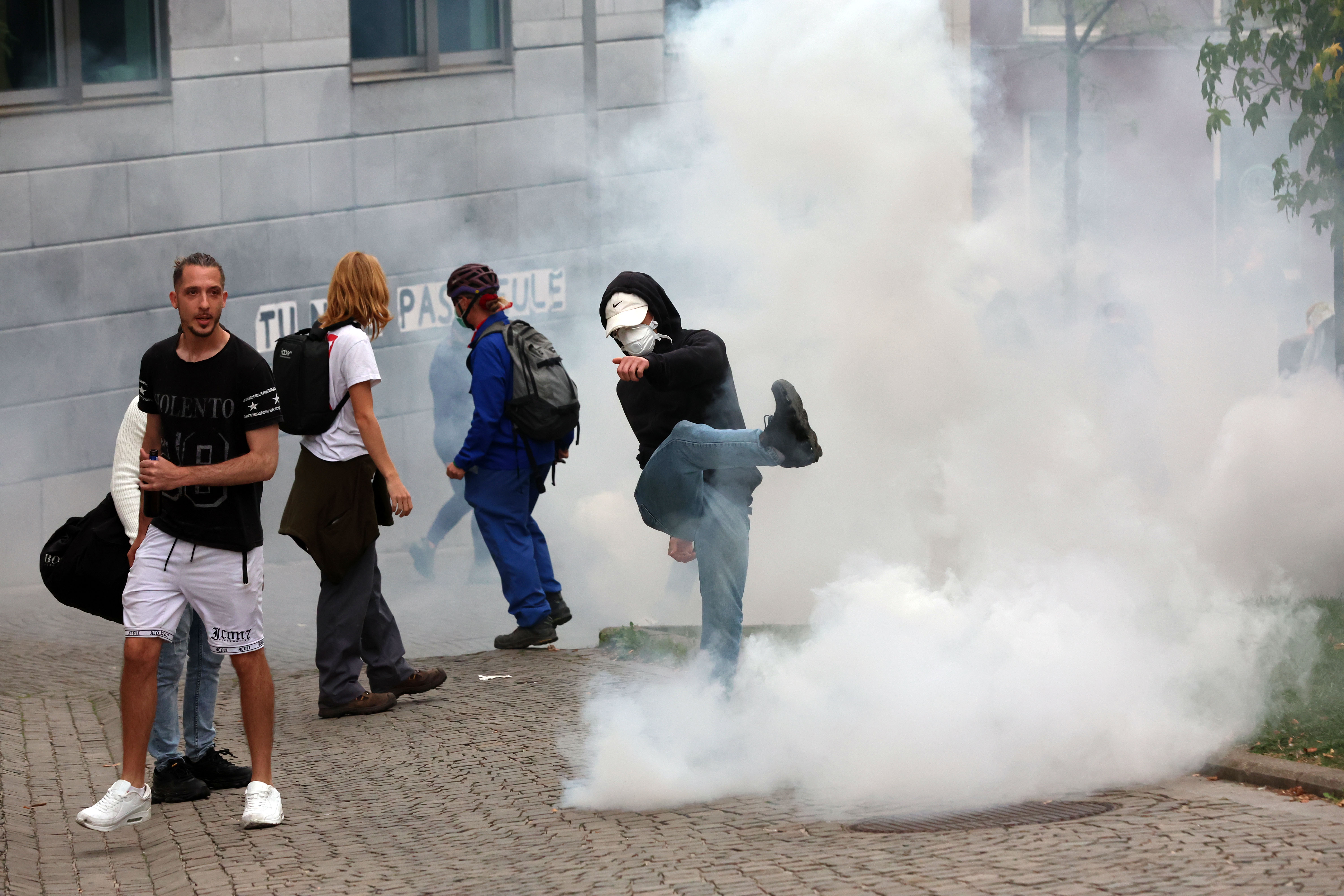 epa13287616 Protesters clash with riot police during a high school students' demonstration against education spending cuts in Liege, Belgium, 07 October 2026. Following a year of peaceful union demonstrations by teachers, daily clashes between students and police continue since begining of October, over education reform, rising higher education costs and budget cuts. EPA/OLIVIER HOSLET