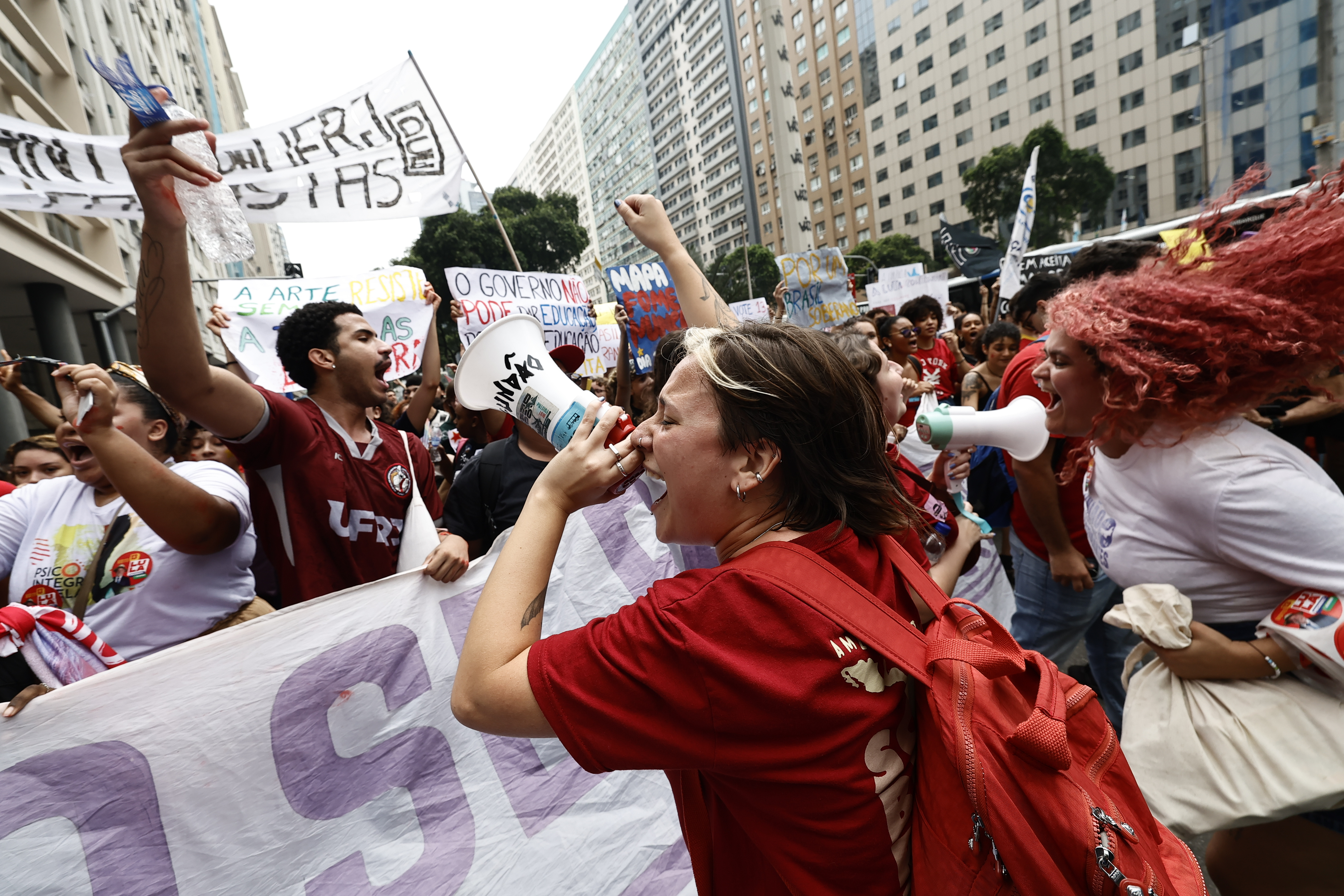 epa13287804 Students take part in a demonstration in downtown Rio de Janeiro, Brazil, 07 October 2026. The protest was organized by student groups in defense of public education and democracy, and against the rise of the far right in Brazil. EPA/ANDRE COELHO