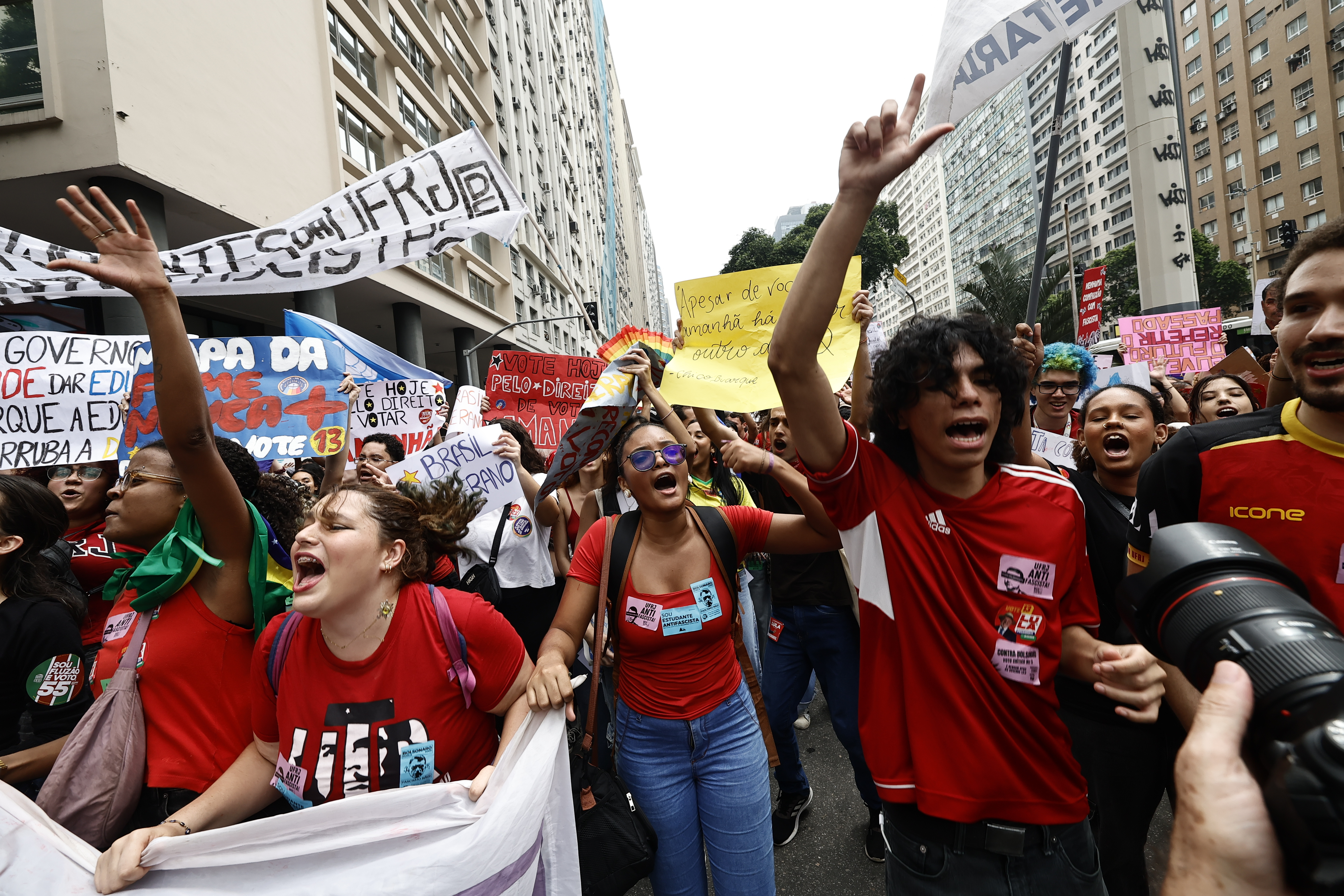 epa13287806 Students take part in a demonstration in downtown Rio de Janeiro, Brazil, 07 October 2026. The protest was organized by student groups in defense of public education and democracy, and against the rise of the far right in Brazil. EPA/ANDRE COELHO