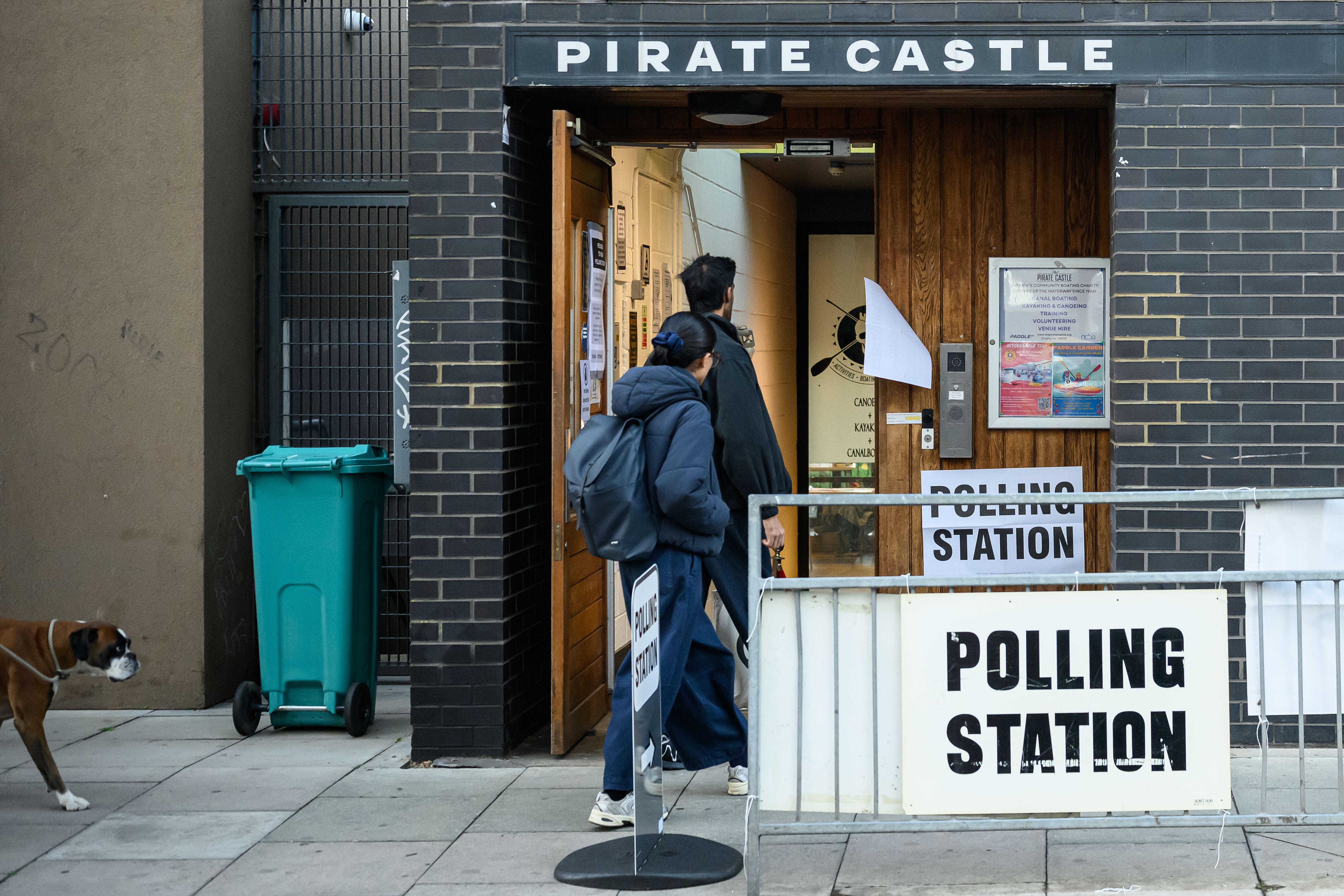 LONDON, ENGLAND - OCTOBER 08: A man and woman enter a polling station as voting continues in the Holborn and St Pancras by-election on October 08, 2026 in London, England. The Holborn and St Pancras by-election was triggered by the resignation of former Prime Minister Sir Keir Starmer from the House of Commons in September to focus on a role in international affairs. The two candidates who lead the polling are Sagal Abdi-Wali of the Labour Party and Zack Polanski, leader of the Green Party. (Photo by Leon Neal/Getty Images)