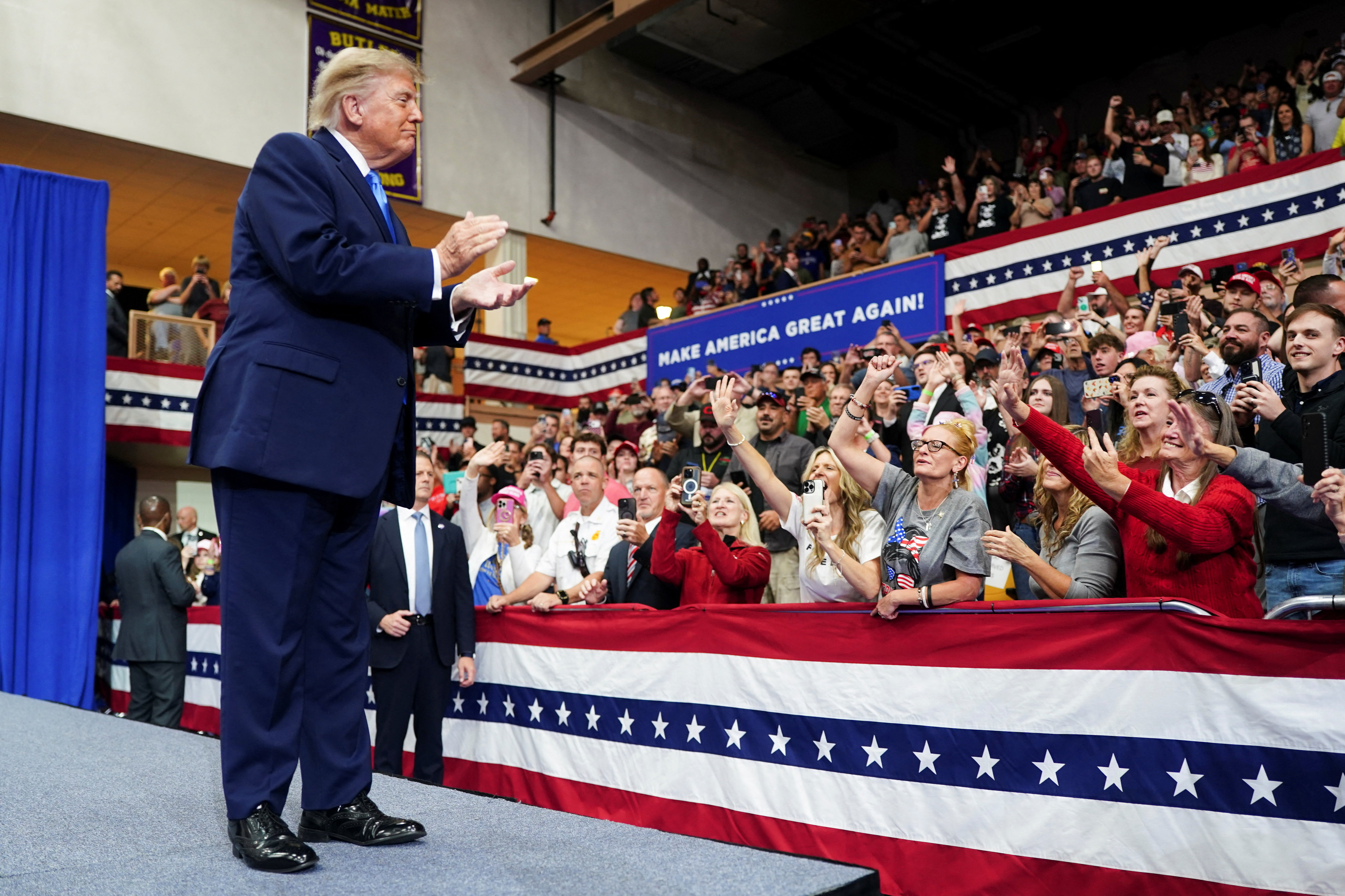US President Donald Trump applauds as the crowd cheers during a rally at Butler High School in Vandalia, Ohio, US, October 3, 2026. REUTERS/Nathan Howard