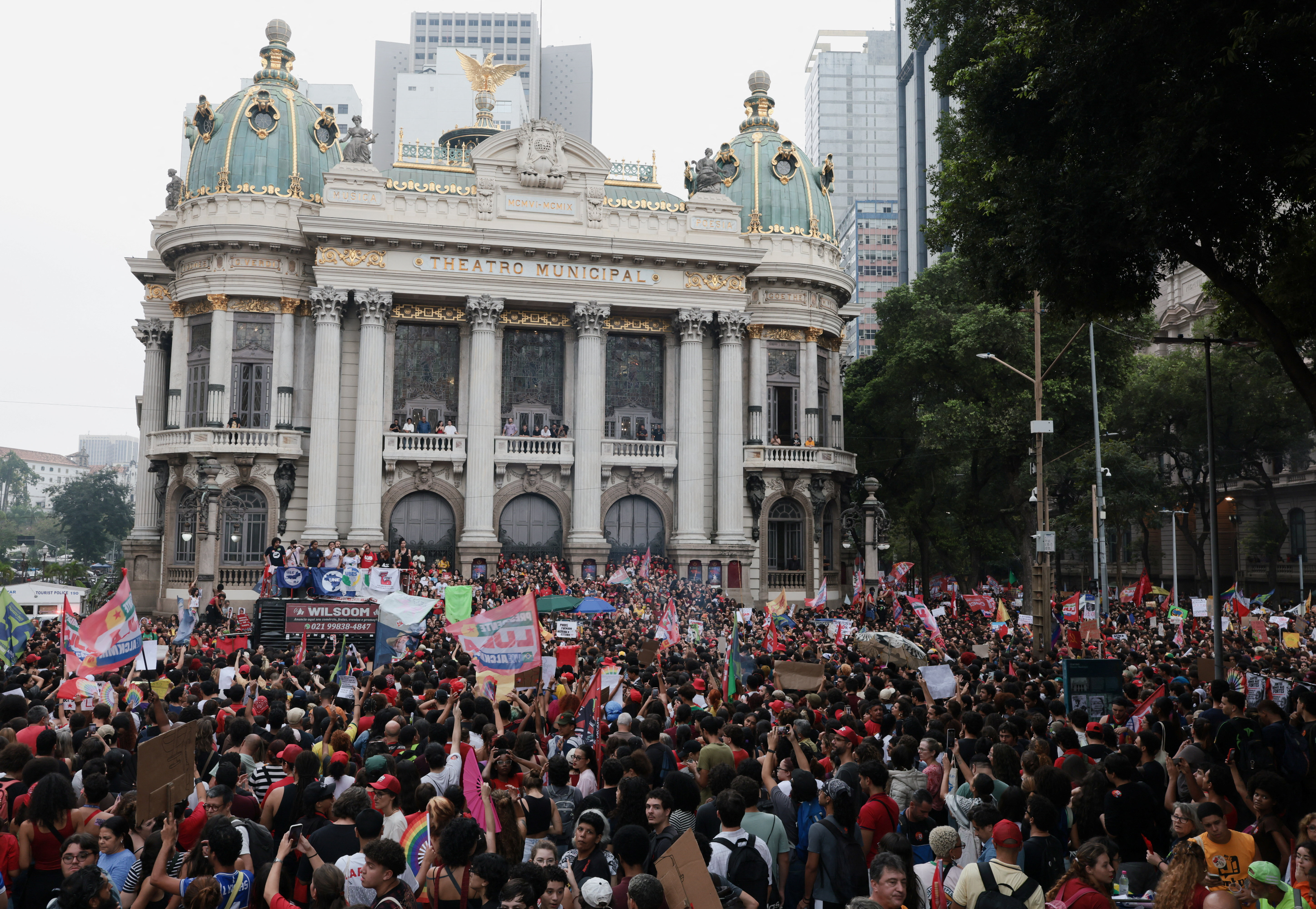 People take part in a protest by students against what organisers say is the growth of the far-right movement, ahead of the runoff of the Brazilian presidential election, in Rio de Janeiro, Brazil, October 7, 2026. REUTERS/Tita Barros
