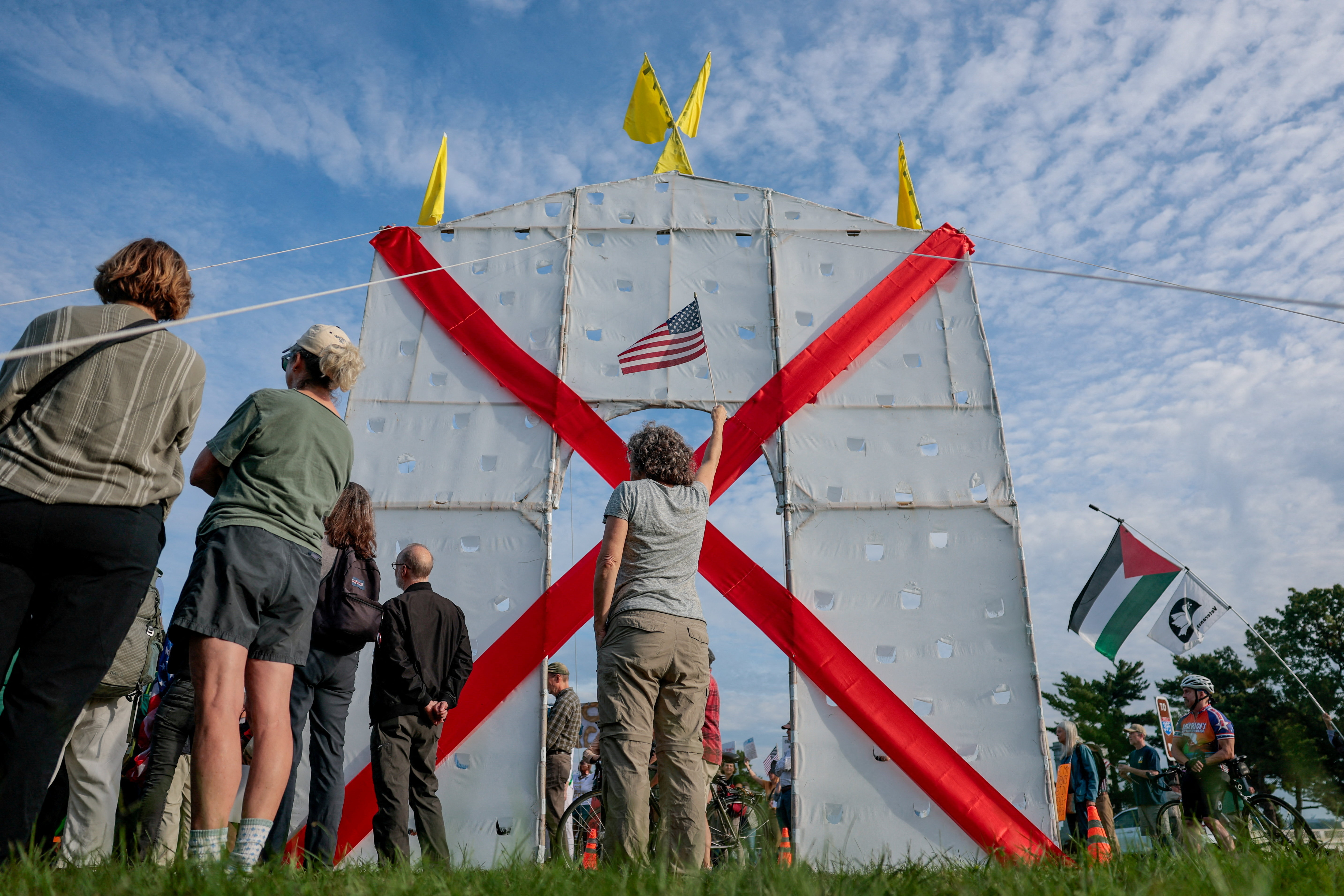 Demonstrators protest US President Donald Trump’s proposed triumphal arch at its planned site in Memorial Circle in Washington, D.C., US, October 1, 2026. REUTERS/Kylie Cooper TPX IMAGES OF THE DAY